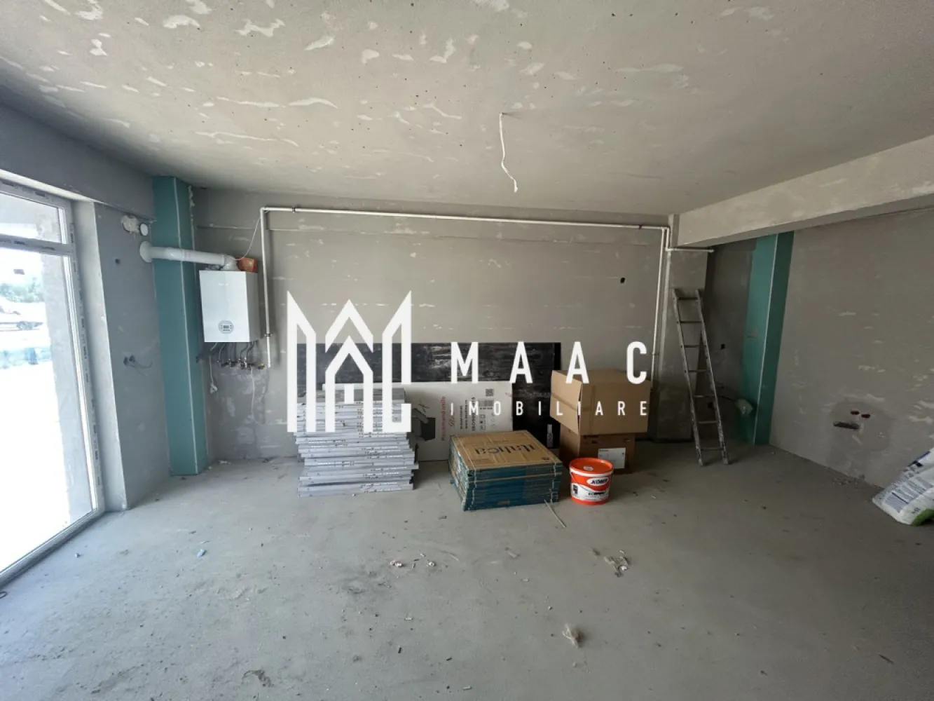 Apartament 2 camere | Șelimbăr - Triajului | Grădină 43 mp - Apartament cu 2 camere semidecomandat în Șelimbăr, situat la parterul unui imobil finalizat în 2025, cu 46,3 mp utili, grădină proprie de 43,40 mp și loc de parcare inclus.

Detalii proprietate:
• Suprafață utilă: 46,3 mp
• Suprafață construită: 55,56 mp
• Compartimentare: living cu bucătărie open-space, dormitor, baie
• Etaj: parter, într-un imobil cu regim redus de înălțime
• Stare de predare: semifinisat
• Include materialele necesare pentru finisarea la stadiul de „la cheie”
• Imobil finalizat în 2025
• Loc de parcare inclus
• Geamuri tripan pentru confort termic și fonic

Apartamentul este amplasat în Șelimbăr, într-o zonă liniștită, în dezvoltare, într-un imobil nou cu regim mic de înălțime. Grădina proprie adaugă un spațiu exterior util pentru relaxare și timp petrecut acasă.

Pentru mai multe detalii și programarea unei vizionări, contactați echipa MAAC Imobiliare și menționați Cod anunț CP3207444.