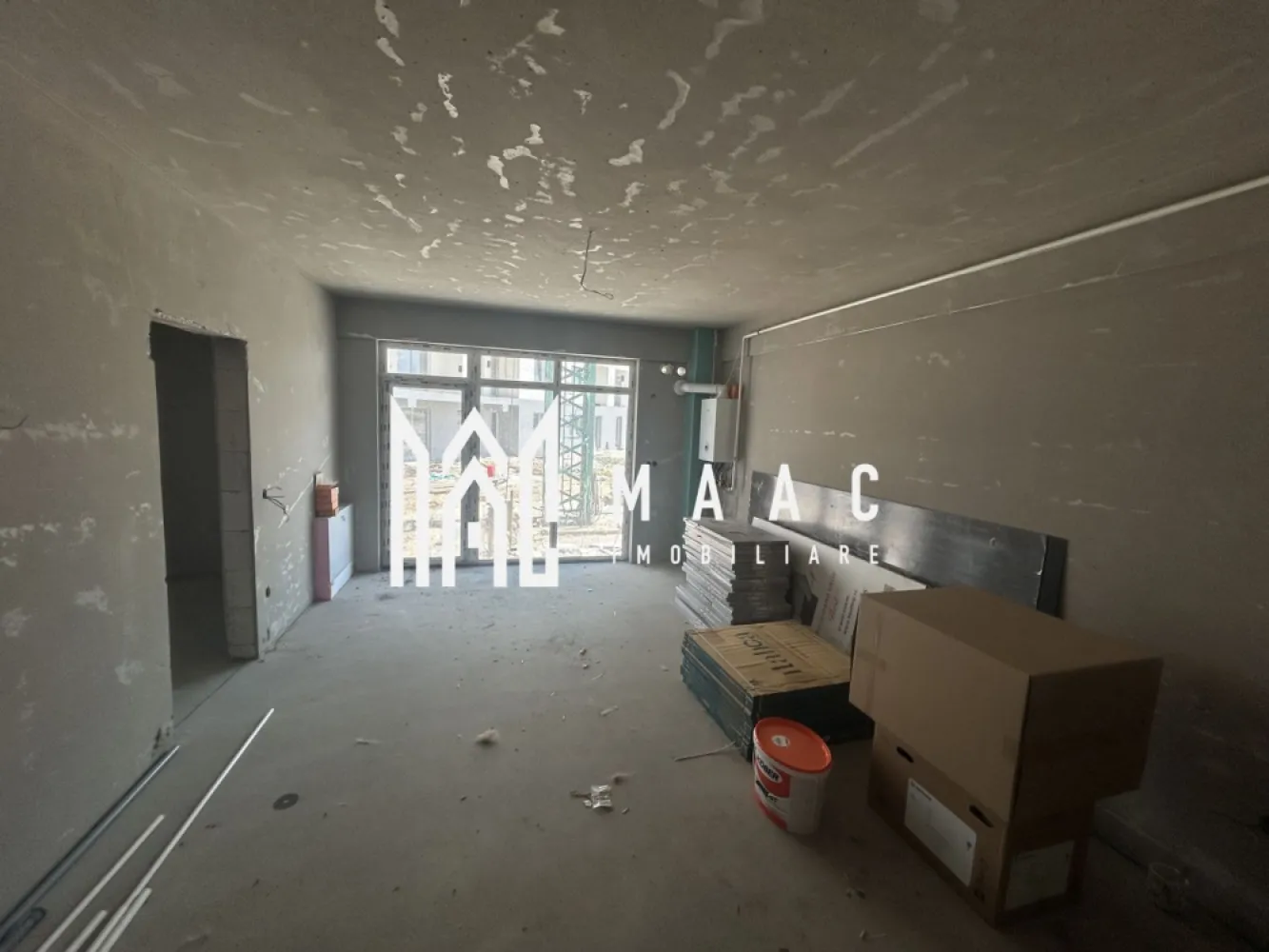 Apartament 2 camere | Șelimbăr - Triajului | Grădină 43 mp - Apartament cu 2 camere semidecomandat în Șelimbăr, situat la parterul unui imobil finalizat în 2025, cu 46,3 mp utili, grădină proprie de 43,40 mp și loc de parcare inclus.

Detalii proprietate:
• Suprafață utilă: 46,3 mp
• Suprafață construită: 55,56 mp
• Compartimentare: living cu bucătărie open-space, dormitor, baie
• Etaj: parter, într-un imobil cu regim redus de înălțime
• Stare de predare: semifinisat
• Include materialele necesare pentru finisarea la stadiul de „la cheie”
• Imobil finalizat în 2025
• Loc de parcare inclus
• Geamuri tripan pentru confort termic și fonic

Apartamentul este amplasat în Șelimbăr, într-o zonă liniștită, în dezvoltare, într-un imobil nou cu regim mic de înălțime. Grădina proprie adaugă un spațiu exterior util pentru relaxare și timp petrecut acasă.

Pentru mai multe detalii și programarea unei vizionări, contactați echipa MAAC Imobiliare și menționați Cod anunț CP3207444.
