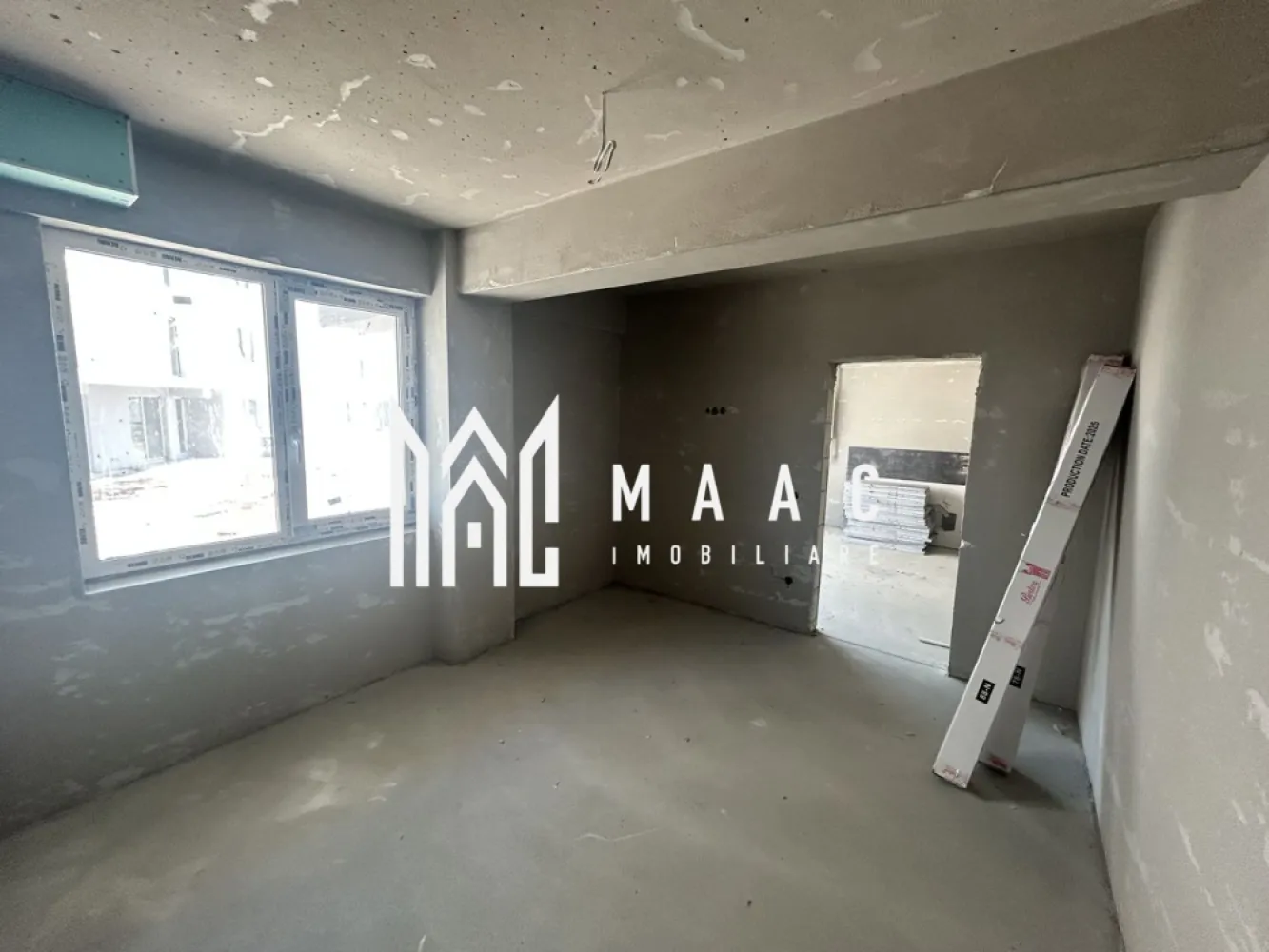 Apartament 2 camere | Șelimbăr - Triajului | Grădină 43 mp - Apartament cu 2 camere semidecomandat în Șelimbăr, situat la parterul unui imobil finalizat în 2025, cu 46,3 mp utili, grădină proprie de 43,40 mp și loc de parcare inclus.

Detalii proprietate:
• Suprafață utilă: 46,3 mp
• Suprafață construită: 55,56 mp
• Compartimentare: living cu bucătărie open-space, dormitor, baie
• Etaj: parter, într-un imobil cu regim redus de înălțime
• Stare de predare: semifinisat
• Include materialele necesare pentru finisarea la stadiul de „la cheie”
• Imobil finalizat în 2025
• Loc de parcare inclus
• Geamuri tripan pentru confort termic și fonic

Apartamentul este amplasat în Șelimbăr, într-o zonă liniștită, în dezvoltare, într-un imobil nou cu regim mic de înălțime. Grădina proprie adaugă un spațiu exterior util pentru relaxare și timp petrecut acasă.

Pentru mai multe detalii și programarea unei vizionări, contactați echipa MAAC Imobiliare și menționați Cod anunț CP3207444.
