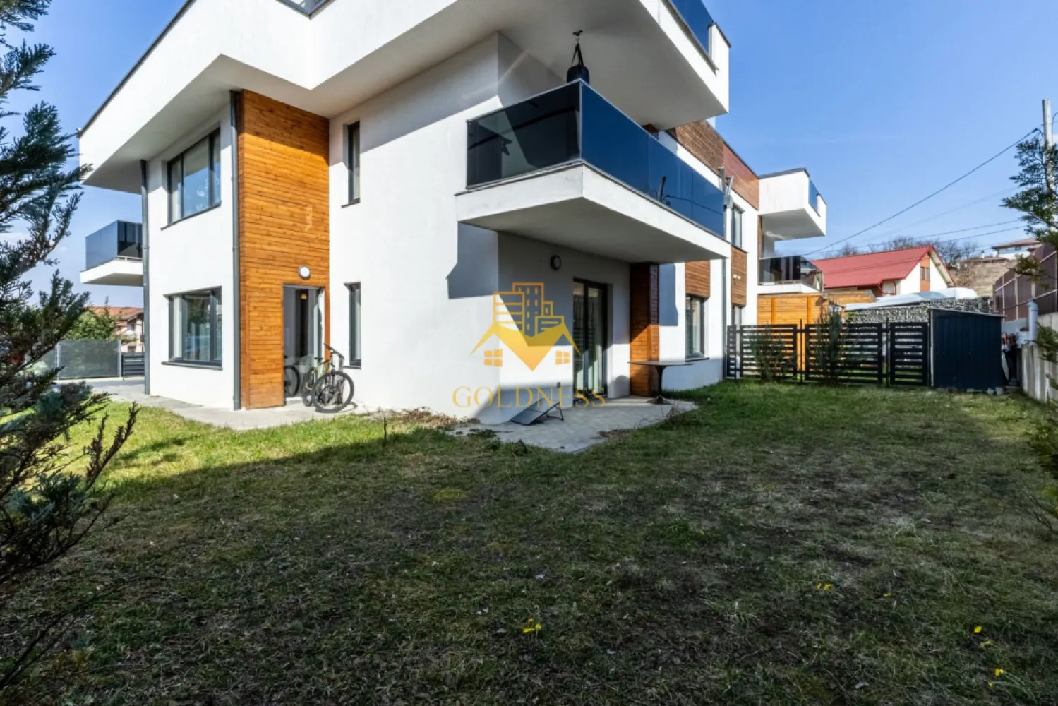3 camere, gradina 180 mp, parcare,Manastur Zona Campului, Pet Friendly - GOLDNESS Imobiliare vă propune spre închiriere un apartament cu 3 camere complet mobilat și utilat, la Parter într-un imobil de 2 etaje, în Cartierul Manastur.
Dispune de loc de parcare!
Se află în apropierea stațiilor de transport în comun, magazine, restaurante, spații verzi, farmacii, etc. 

Apartamentul este compartimentat astfel:
 - dormitor cu pat matrimonial, dressing, noptiere
 - dormitor cu pat matrimonial, dressing, noptiere
 - living cu bucatarie open space complet utilată și mobilată, canapea extensibilă, loc de servit masa 
 - baie cu cabina de dus, calorifer port prosop și dulap pentru depozitare.
 - baie de serviciu
 - terasa de 10 mp.
 - gradina 180 mp
 - debara de 30 mp

Imobilul este dotat cu toate cele necesare- centrală proprie, frigider, aragaz, hotă, mașină de spălat haine, masina de spalat vase, etc. 

Dacă sunteți interesați de acest apartament și doriți să îl vizionați, dar și pentru alte oferte nu ezitați să ne contactați telefonic sau prin e-mail. Vă stăm la dispoziție!
Pentru intermediere se percepe un comision de 50% din prețul chiriei!