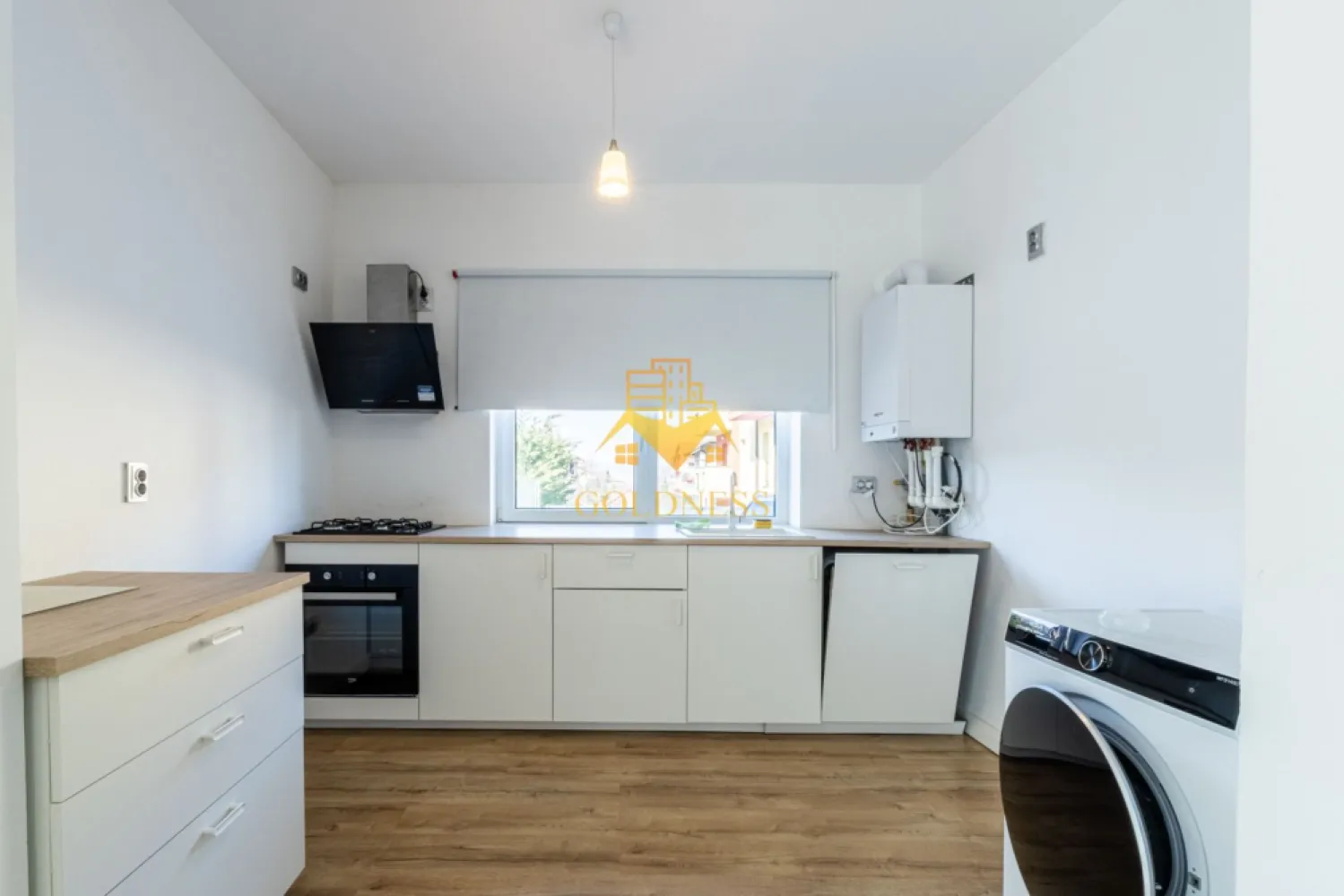 3 camere, gradina 180 mp, parcare,Manastur Zona Campului, Pet Friendly - GOLDNESS Imobiliare vă propune spre închiriere un apartament cu 3 camere complet mobilat și utilat, la Parter într-un imobil de 2 etaje, în Cartierul Manastur.
Dispune de loc de parcare!
Se află în apropierea stațiilor de transport în comun, magazine, restaurante, spații verzi, farmacii, etc. 

Apartamentul este compartimentat astfel:
 - dormitor cu pat matrimonial, dressing, noptiere
 - dormitor cu pat matrimonial, dressing, noptiere
 - living cu bucatarie open space complet utilată și mobilată, canapea extensibilă, loc de servit masa 
 - baie cu cabina de dus, calorifer port prosop și dulap pentru depozitare.
 - baie de serviciu
 - terasa de 10 mp.
 - gradina 180 mp
 - debara de 30 mp

Imobilul este dotat cu toate cele necesare- centrală proprie, frigider, aragaz, hotă, mașină de spălat haine, masina de spalat vase, etc. 

Dacă sunteți interesați de acest apartament și doriți să îl vizionați, dar și pentru alte oferte nu ezitați să ne contactați telefonic sau prin e-mail. Vă stăm la dispoziție!
Pentru intermediere se percepe un comision de 50% din prețul chiriei!