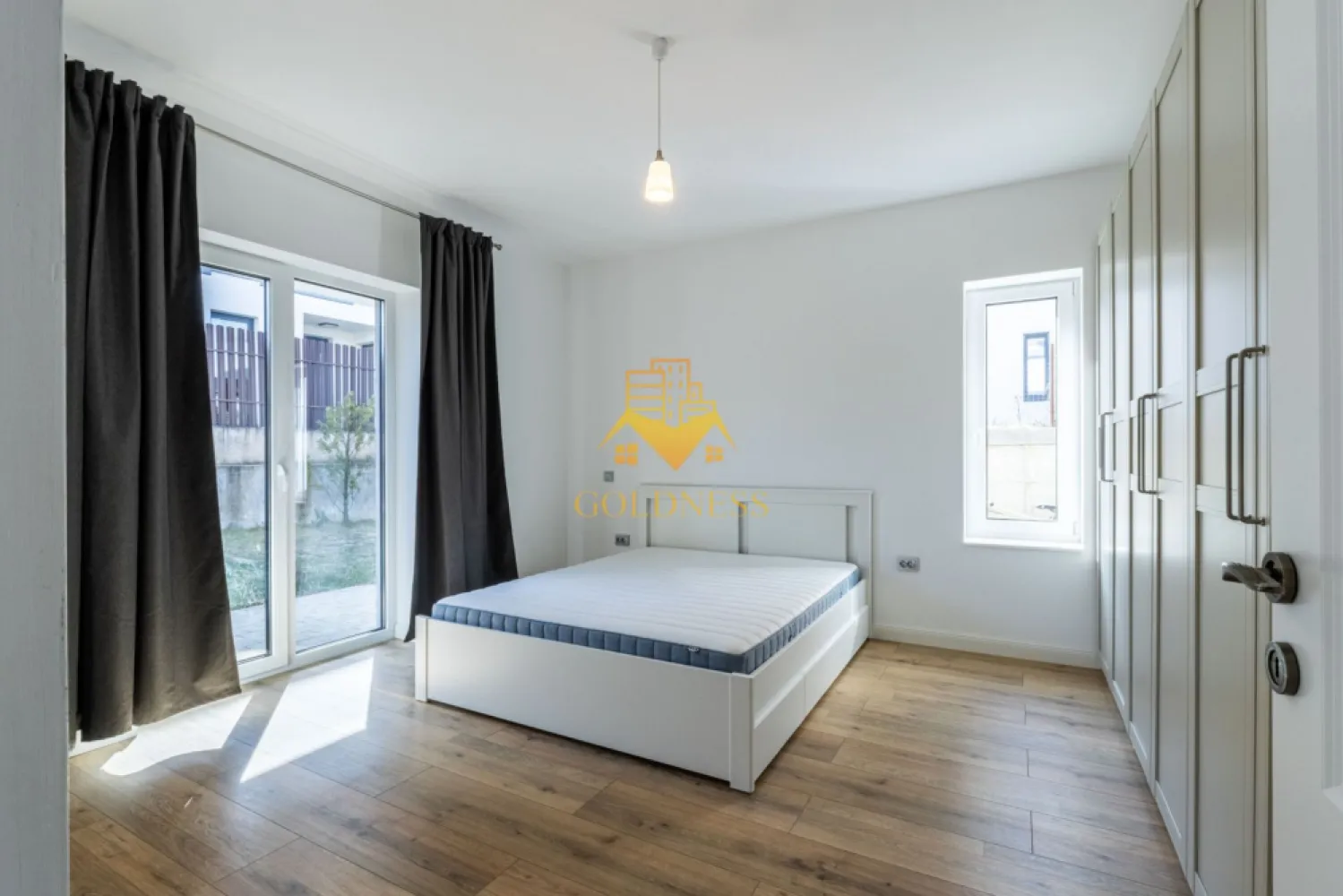 3 camere, gradina 180 mp, parcare,Manastur Zona Campului, Pet Friendly - GOLDNESS Imobiliare vă propune spre închiriere un apartament cu 3 camere complet mobilat și utilat, la Parter într-un imobil de 2 etaje, în Cartierul Manastur.
Dispune de loc de parcare!
Se află în apropierea stațiilor de transport în comun, magazine, restaurante, spații verzi, farmacii, etc. 

Apartamentul este compartimentat astfel:
 - dormitor cu pat matrimonial, dressing, noptiere
 - dormitor cu pat matrimonial, dressing, noptiere
 - living cu bucatarie open space complet utilată și mobilată, canapea extensibilă, loc de servit masa 
 - baie cu cabina de dus, calorifer port prosop și dulap pentru depozitare.
 - baie de serviciu
 - terasa de 10 mp.
 - gradina 180 mp
 - debara de 30 mp

Imobilul este dotat cu toate cele necesare- centrală proprie, frigider, aragaz, hotă, mașină de spălat haine, masina de spalat vase, etc. 

Dacă sunteți interesați de acest apartament și doriți să îl vizionați, dar și pentru alte oferte nu ezitați să ne contactați telefonic sau prin e-mail. Vă stăm la dispoziție!
Pentru intermediere se percepe un comision de 50% din prețul chiriei!