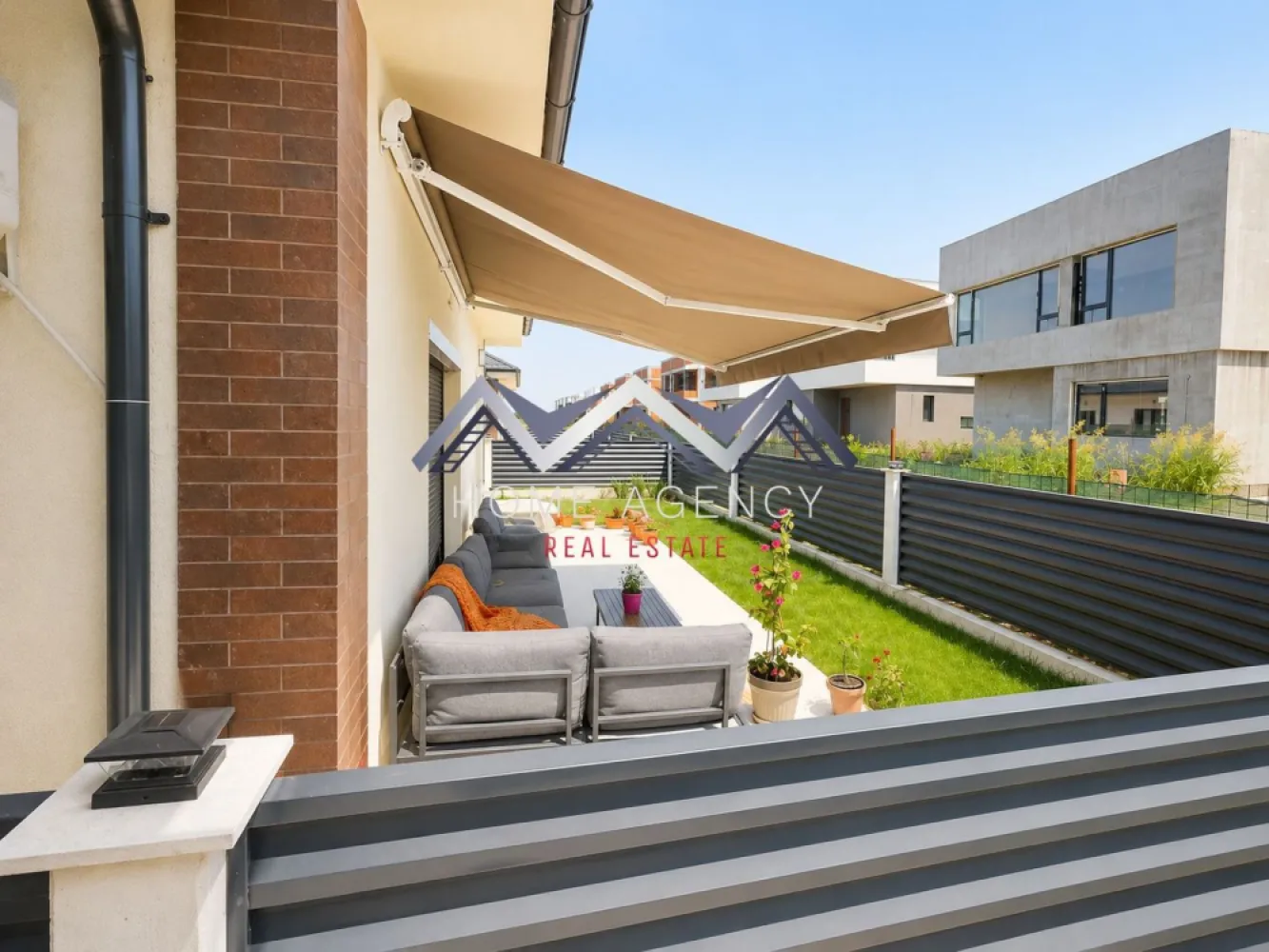 Casă pe parter | 300 mp curte | prima închiriere - Vă propunem, spre închiriere, o casă individuală nouă, construită pe parter, situată într-un complex rezidențial nou, cu acces privat, în zona Tunari – Otopeni. Proprietatea este complet mobilată și utilată, fiind pregătită pentru mutare imediată și oferind toate condițiile necesare unui stil de viață confortabil.

Amplasarea este unul dintre punctele forte ale locuinței, cu acces rapid către Pipera, Otopeni, DN1, Autostrada A3, Centura București Nord și Autostrada A0. În apropiere se regăsesc supermarketuri, restaurante, cafenele, farmacii, școli și grădinițe, atât private, cât și de stat, precum și alte facilități necesare unei vieți de zi cu zi.

Casa este compartimentată eficient și oferă un spațiu bine organizat. Livingul este luminos și generos, cu acces direct către grădina proprie, un loc ideal pentru relaxare sau petrecerea timpului în aer liber. Bucătăria este închisă, complet mobilată și utilată, fiind amenajată cu mobilier realizat la comandă și electrocasnice moderne, oferind suficient spațiu pentru gătit și depozitare.

Zona de noapte este compusă din două dormitoare confortabile. În plus, proprietatea dispune de un pod înalt, ideal pentru depozitarea obiectelor utilizate mai rar.

Designul interior modern, în nuanțe naturale, împreună cu suprafețele vitrate generoase, oferă un ambient luminos, elegant și primitor. Construcția este realizată din cărămidă și beneficiază de izolație exterioară cu polistiren, izolație interioară cu vată minerală și pod izolat cu spumă poliuretanică, asigurând un confort termic ridicat și un consum eficient de energie pe tot parcursul anului. Terasa acoperită, dotată cu copertină retractabilă, și grădina proprie completează perfect această proprietate, oferind un spațiu ideal pentru momentele de relaxare alături de familie sau prieteni.

Dacă sunteți în căutarea unei case noi, moderne, aflate la prima închiriere, într-o zonă liniștită, dar foarte bine conectată cu Bucureștiul și zona de nord, această proprietate reprezintă o alegere excelentă.

Vă invităm să ne contactați pentru mai multe informații și pentru programarea unei vizionări!