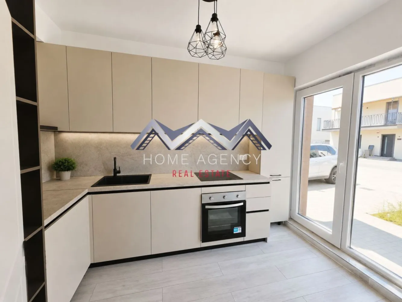 Casă pe parter | 300 mp curte | prima închiriere - Vă propunem, spre închiriere, o casă individuală nouă, construită pe parter, situată într-un complex rezidențial nou, cu acces privat, în zona Tunari – Otopeni. Proprietatea este complet mobilată și utilată, fiind pregătită pentru mutare imediată și oferind toate condițiile necesare unui stil de viață confortabil.

Amplasarea este unul dintre punctele forte ale locuinței, cu acces rapid către Pipera, Otopeni, DN1, Autostrada A3, Centura București Nord și Autostrada A0. În apropiere se regăsesc supermarketuri, restaurante, cafenele, farmacii, școli și grădinițe, atât private, cât și de stat, precum și alte facilități necesare unei vieți de zi cu zi.

Casa este compartimentată eficient și oferă un spațiu bine organizat. Livingul este luminos și generos, cu acces direct către grădina proprie, un loc ideal pentru relaxare sau petrecerea timpului în aer liber. Bucătăria este închisă, complet mobilată și utilată, fiind amenajată cu mobilier realizat la comandă și electrocasnice moderne, oferind suficient spațiu pentru gătit și depozitare.

Zona de noapte este compusă din două dormitoare confortabile. În plus, proprietatea dispune de un pod înalt, ideal pentru depozitarea obiectelor utilizate mai rar.

Designul interior modern, în nuanțe naturale, împreună cu suprafețele vitrate generoase, oferă un ambient luminos, elegant și primitor. Construcția este realizată din cărămidă și beneficiază de izolație exterioară cu polistiren, izolație interioară cu vată minerală și pod izolat cu spumă poliuretanică, asigurând un confort termic ridicat și un consum eficient de energie pe tot parcursul anului. Terasa acoperită, dotată cu copertină retractabilă, și grădina proprie completează perfect această proprietate, oferind un spațiu ideal pentru momentele de relaxare alături de familie sau prieteni.

Dacă sunteți în căutarea unei case noi, moderne, aflate la prima închiriere, într-o zonă liniștită, dar foarte bine conectată cu Bucureștiul și zona de nord, această proprietate reprezintă o alegere excelentă.

Vă invităm să ne contactați pentru mai multe informații și pentru programarea unei vizionări!