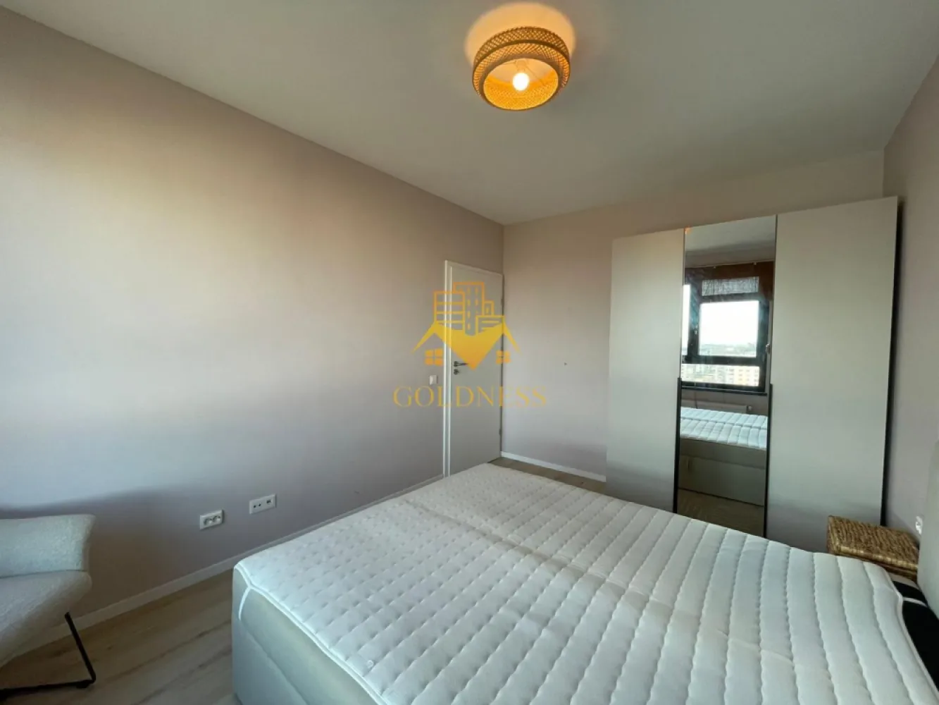 2 Camere de Lux, Park Lake, Parcare, Intre Lacuri, Iulius Mall, FSEGA - GOLDNESS Imobiliare vă propune spre închiriere un apartament cu 2 camere complet mobilat și utilat, la etajul 10 într-un imobil de 10 etaje, în cartierul Intre Lacuri. Apartamentul este compartimentat astfel:
 - dormitor cu pat matrimonial, dressing, noptiere
 - living cu canapea extensibila, spatii de depozitare, aer conditionat, TV
 - bucatarie complet dotata si echipata cu plita electrica, masina de spalat vase
 - baie cu caba de dus, calorifer port prosop inox și dulap pentru depozitare.
 - terasa de 11 mp.

Imobilul este dotat cu toate cele necesare- centrală proprie, mașină de spălat haine, frigider, plită electrică, hotă, TV, etc. 
Se află în apropierea stațiilor de transport în comun, magazine, restaurante, spații verzi, farmacii, etc. 
Dispune de loc de parcare subteran!

Dacă sunteți interesați de acest apartament și doriți să îl vizionați, dar și pentru alte oferte sau detalii nu ezitați să ne contactați telefonic sau prin e-mail - goldnessimobiliare@gmail.com. Vă stăm la dispoziție!