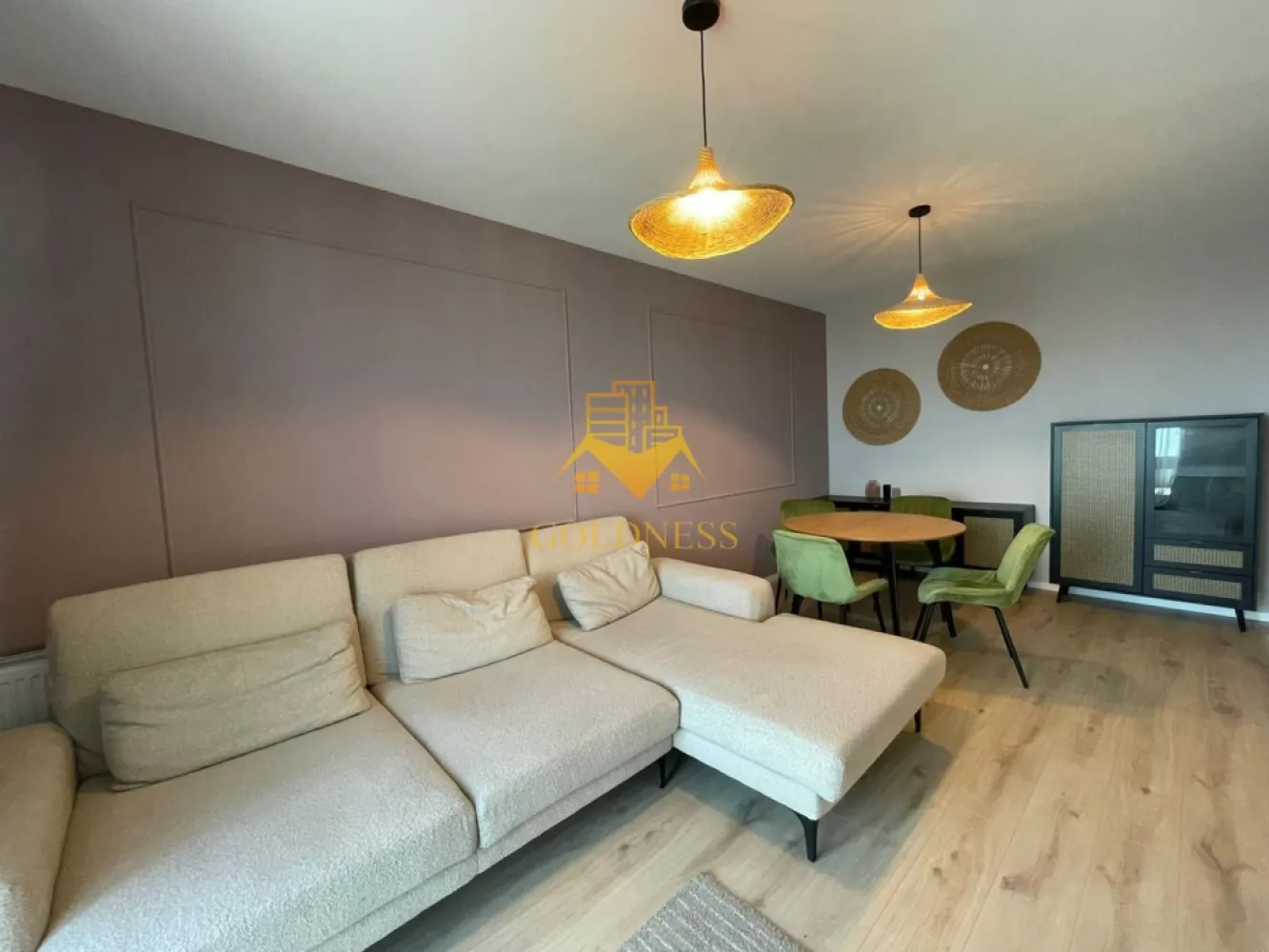 2 Camere de Lux, Park Lake, Parcare, Intre Lacuri, Iulius Mall, FSEGA - GOLDNESS Imobiliare vă propune spre închiriere un apartament cu 2 camere complet mobilat și utilat, la etajul 10 într-un imobil de 10 etaje, în cartierul Intre Lacuri. Apartamentul este compartimentat astfel:
 - dormitor cu pat matrimonial, dressing, noptiere
 - living cu canapea extensibila, spatii de depozitare, aer conditionat, TV
 - bucatarie complet dotata si echipata cu plita electrica, masina de spalat vase
 - baie cu caba de dus, calorifer port prosop inox și dulap pentru depozitare.
 - terasa de 11 mp.

Imobilul este dotat cu toate cele necesare- centrală proprie, mașină de spălat haine, frigider, plită electrică, hotă, TV, etc. 
Se află în apropierea stațiilor de transport în comun, magazine, restaurante, spații verzi, farmacii, etc. 
Dispune de loc de parcare subteran!

Dacă sunteți interesați de acest apartament și doriți să îl vizionați, dar și pentru alte oferte sau detalii nu ezitați să ne contactați telefonic sau prin e-mail - goldnessimobiliare@gmail.com. Vă stăm la dispoziție!