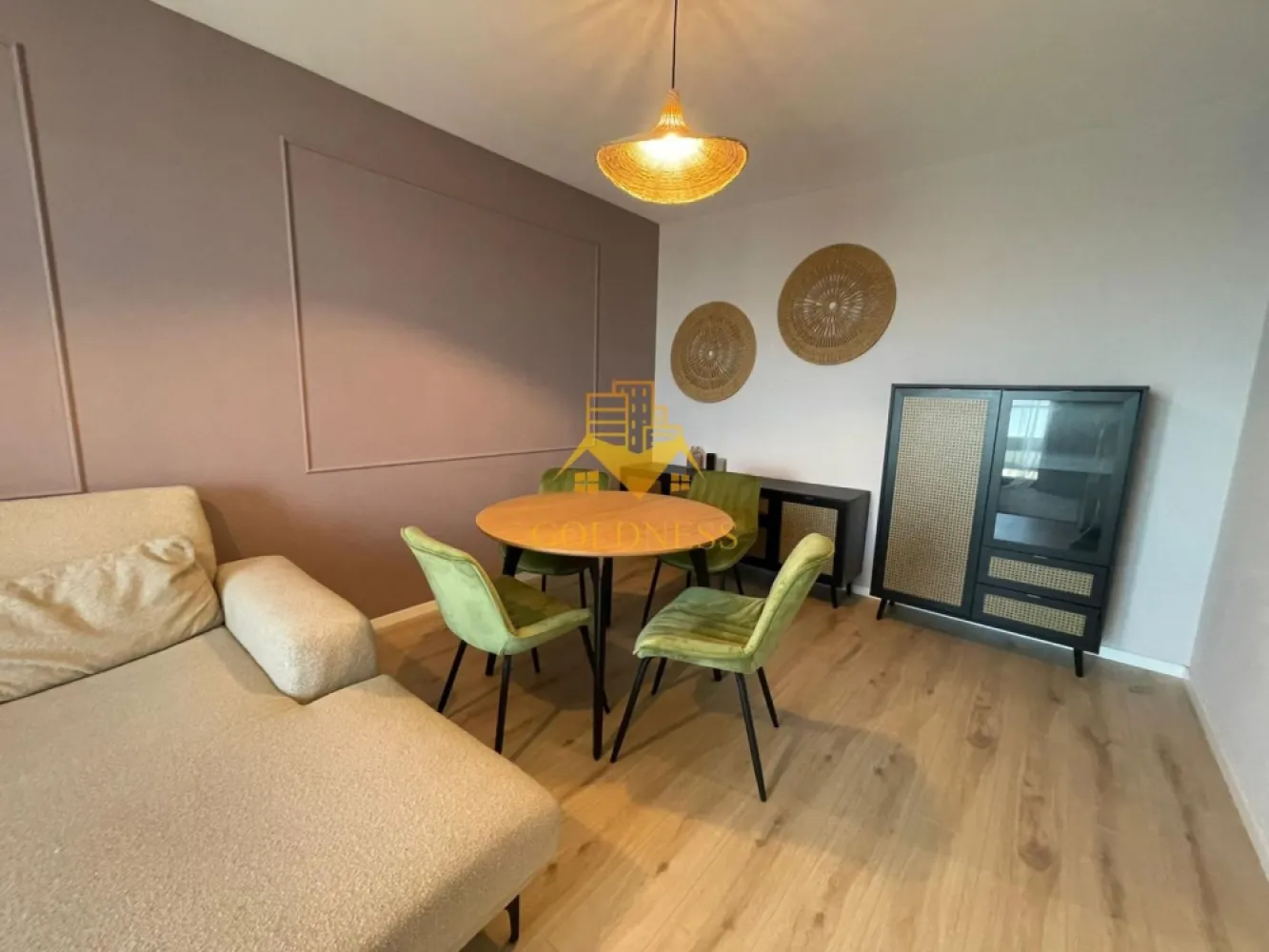 2 Camere de Lux, Park Lake, Parcare, Intre Lacuri, Iulius Mall, FSEGA - GOLDNESS Imobiliare vă propune spre închiriere un apartament cu 2 camere complet mobilat și utilat, la etajul 10 într-un imobil de 10 etaje, în cartierul Intre Lacuri. Apartamentul este compartimentat astfel:
 - dormitor cu pat matrimonial, dressing, noptiere
 - living cu canapea extensibila, spatii de depozitare, aer conditionat, TV
 - bucatarie complet dotata si echipata cu plita electrica, masina de spalat vase
 - baie cu caba de dus, calorifer port prosop inox și dulap pentru depozitare.
 - terasa de 11 mp.

Imobilul este dotat cu toate cele necesare- centrală proprie, mașină de spălat haine, frigider, plită electrică, hotă, TV, etc. 
Se află în apropierea stațiilor de transport în comun, magazine, restaurante, spații verzi, farmacii, etc. 
Dispune de loc de parcare subteran!

Dacă sunteți interesați de acest apartament și doriți să îl vizionați, dar și pentru alte oferte sau detalii nu ezitați să ne contactați telefonic sau prin e-mail - goldnessimobiliare@gmail.com. Vă stăm la dispoziție!