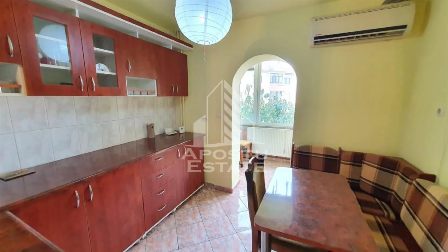 Apartament cu 3 camere, decomandat, etaj intermediar, Freidorf - APOSTU ESTATE va propune spre vanzare un apartament cu 3 camere decomandat complet mobilat si utilat situat in Freidorf in imediata apropriere de Parcul Petofi.
In apropiere avem magazine si supermarket-uri precum LIDl Carrefour scoala la 2 minute de mers pe jos acces facil la mijlloace de transport in comun.
Apartamentul se inchireaza complet mobilat si utilat.
Imobilul este situat la etaju 3 din 4 si are 70 mp utili.
Compartimentare:
- hol acces.
- bucatarie.
- living.
- 2 dormitoare.
- baie cu cada
Detalii:
- centrala proprie.
- electrocasnice:frigider plita pe gaz cuptor electric masina de spalat rufe.
- in imediata apropriere se regasesc locuri de parcare in strada.
In apropiere avem magazine si supermarket-uri precum LIDl Carrefour scoala la 2 minute de mers pe jos acces facil la mijlloace de transport in comun.

Utilitati complete: curent apa de la retea canalizare gaz internet prin fibra optica cablu Tv.
Pentru mai multe detalii nu ezitati sa ne contactati!
Va asteptam cu drag la o vizionare chiar astazi!
CP2884240