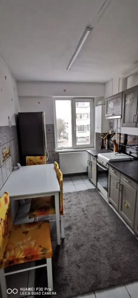 Tudor - 3 camere decomandat - etaj 3 - Mentionati ID-ul proprietatii cand apelati: CP121045
Contact ⓪⑦②⑥ ②②③ ⑧⑧⑥ Sebastian

Zap Imobiliare vă propune în exclusivitate spre închiriere un apartament cu 3 camere deosebit de primitor, situat în zona Tudor, Strada Secerei , într-o locație excelentă, semicentrală. Proprietatea se află la etajul 3 al unui imobil cu 4 niveluri, fiind ideală pentru o familie sau un cuplu care își dorește un cămin confortabil, luminos și foarte bine poziționat în raport cu punctele de interes majore.

Apartamentul este decomandat și se închiriază parțial mobilat, oferind flexibilitate noului chiriaș pentru personalizarea spațiului de locuit. Datorită orientării sudice, locuința beneficiază de lumină naturală pe tot parcursul zilei și este extrem de călduroasă.

Compartimentare și dotări:
-- Număr camere: 3 camere spațioase (configurație decomandată)
-- Regim de înălțime: Etajul 3 din 4
-- Confort termic: Dotat cu centrală termică proprie și calorifere complet noi
-- Balcon: Balcon închis, ideal pentru momente de relaxare sau spațiu suplimentar de depozitare

Avantaje zonă și proximități (Zonă semicentrală):
-- Educație: În imediata apropiere de Școala Nr. 10, grădiniță și creșă
-- Facilități zilnice: Piața de zi, diverse magazine comerciale și dispensar medical
-- Transport: Acces extrem de facil la stațiile de autobuz

Condiții de închiriere:
-- În interiorul proprietății fumatul este strict interzis.
-- Nu se acceptă animale de companie.

Opțiuni financiare:
-- Preț închiriere: 400 Euro / lună
-- Garanție: 400 Euro (echivalentul unei chirii lunare)

Detalii comision:
-- La închiriere: Comisionul agenției este de 50% din valoarea primei chirii.

Acest anunț nu corespunde cerințelor tale? Sună la numărul afișat în anunț și unul dintre agenții noștri te va ajuda cu alte oferte personalizate în funcție de cerințele tale.

Contact ⓪⑦②⑥ ②②③ ⑧⑧⑥ Sebastian