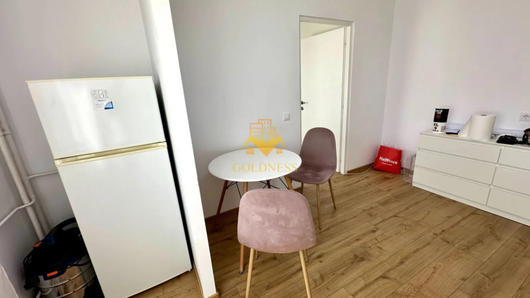 2 camere, Gheorgheni, Iulius Mall, Unirii, Constantin Brâncuși - GOLDNESS Imobiliare vă propune spre închiriere un apartament cu 2 camere complet mobilat și utilat, la etajul 3 într-un imobil de 4 etaje, în Cartierul Gheorgheni.
Posibilitatea de parcare în zona la liber!
Se află în apropierea stațiilor de transport în comun, magazine, restaurante, spații verzi, farmacii, etc. 

Apartamentul este compartimentat astfel:
 - dormitor 1 cu pat single și este extensibil, dressing
 - dormitor 2 cu pat single și este extensibil, dressing
 - bucătărie complet utilată și mobilată, loc de servit masa 
 - baie cu dus, calorifer port prosop și dulap pentru depozitare.

Imobilul este dotat cu toate cele necesare- centrală pe bloc cu repartitoare pe calorifere, frigider, aragaz, hotă, mașină de spălat haine, etc. 

Dacă sunteți interesați de acest apartament și doriți să îl vizionați, dar și pentru alte oferte nu ezitați să ne contactați telefonic sau prin e-mail. Vă stăm la dispoziție!
Pentru intermediere se percepe un comision de 50% din prețul chiriei!