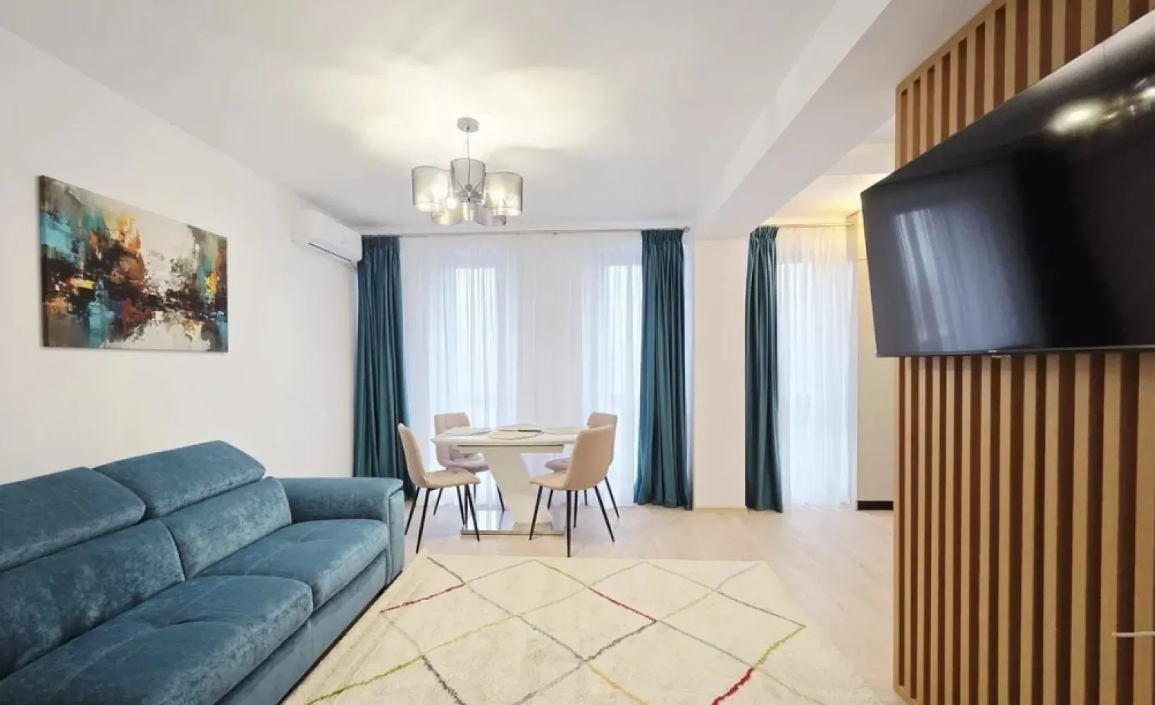 Apartament cu 2 camere mobilat si utilat, bloc nou - Prima inchiriere - Mag Invest va propune spre inchiriere un apartament modern cu 2 camere, situat in zona Micro 14, in apropiere de Centrul Medical Irina, intr-un bloc nou.
Apartamentul are o suprafata de 60 mp si dispune de balcon si dressing, fiind foarte bine compartimentat si ideal pentru persoanele care isi doresc confort si un spatiu modern.

Locuinta este finisata complet si se afla la prima inchiriere, totul fiind nou – de la finisaje pana la mobilier si electrocasnice.

Dotari si finisaje:
Centrala termica proprie
Incalzire in pardoseala
Aer conditionat
Gresie, faianta si parchet de calitate
Tamplarie PVC cu geam termopan tripan
Usi interioare MDF
Tavane extensibile
Izolatie termica exterioara
Suprafete vitrate generoase pentru lumina naturala

Apartamentul se inchiriaza mobilat si utilat complet, in stil modern, exact ca in fotografii.
Imobilul este situat la etajul 2 din 3, intr-un bloc bine pozitionat, aproape de mijloace de transport, magazine si alte facilitati.
Apartamentul este liber si disponibil imediat, iar proprietarul prefera inchirierea pe perioada lunga. Nu se accepta chiriasi cu animale de companie.

Pret chirie: 520 euro/luna
Garantie: 520 euro

La semnarea contractului se solicita chiria pentru luna in curs, garantia si comisionul de intermediere al agentiei.
Pentru detalii si programari la vizionare:
Liliana Ene – Mag Invest
Telefon: 0746 252 252