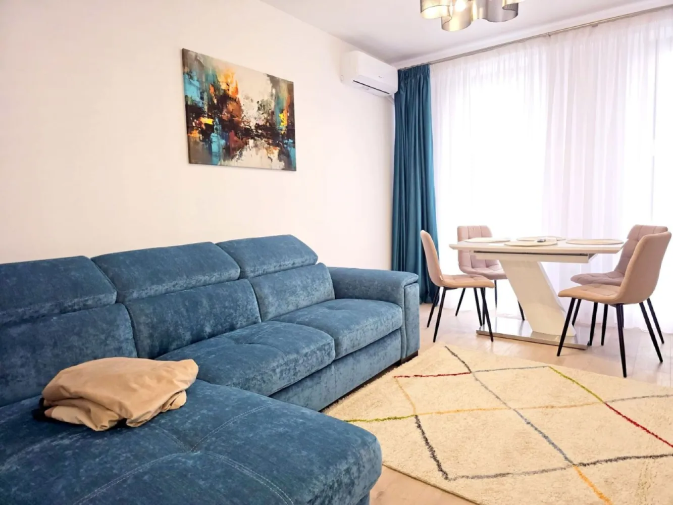 Apartament cu 2 camere mobilat si utilat, bloc nou - Prima inchiriere - Mag Invest va propune spre inchiriere un apartament modern cu 2 camere, situat in zona Micro 14, in apropiere de Centrul Medical Irina, intr-un bloc nou.
Apartamentul are o suprafata de 60 mp si dispune de balcon si dressing, fiind foarte bine compartimentat si ideal pentru persoanele care isi doresc confort si un spatiu modern.

Locuinta este finisata complet si se afla la prima inchiriere, totul fiind nou – de la finisaje pana la mobilier si electrocasnice.

Dotari si finisaje:
Centrala termica proprie
Incalzire in pardoseala
Aer conditionat
Gresie, faianta si parchet de calitate
Tamplarie PVC cu geam termopan tripan
Usi interioare MDF
Tavane extensibile
Izolatie termica exterioara
Suprafete vitrate generoase pentru lumina naturala

Apartamentul se inchiriaza mobilat si utilat complet, in stil modern, exact ca in fotografii.
Imobilul este situat la etajul 2 din 3, intr-un bloc bine pozitionat, aproape de mijloace de transport, magazine si alte facilitati.
Apartamentul este liber si disponibil imediat, iar proprietarul prefera inchirierea pe perioada lunga. Nu se accepta chiriasi cu animale de companie.

Pret chirie: 520 euro/luna
Garantie: 520 euro

La semnarea contractului se solicita chiria pentru luna in curs, garantia si comisionul de intermediere al agentiei.
Pentru detalii si programari la vizionare:
Liliana Ene – Mag Invest
Telefon: 0746 252 252