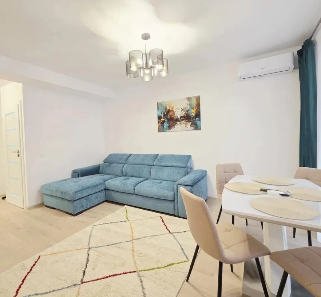 Apartament cu 2 camere mobilat si utilat, bloc nou - Prima inchiriere - Mag Invest va propune spre inchiriere un apartament modern cu 2 camere, situat in zona Micro 14, in apropiere de Centrul Medical Irina, intr-un bloc nou.
Apartamentul are o suprafata de 60 mp si dispune de balcon si dressing, fiind foarte bine compartimentat si ideal pentru persoanele care isi doresc confort si un spatiu modern.

Locuinta este finisata complet si se afla la prima inchiriere, totul fiind nou – de la finisaje pana la mobilier si electrocasnice.

Dotari si finisaje:
Centrala termica proprie
Incalzire in pardoseala
Aer conditionat
Gresie, faianta si parchet de calitate
Tamplarie PVC cu geam termopan tripan
Usi interioare MDF
Tavane extensibile
Izolatie termica exterioara
Suprafete vitrate generoase pentru lumina naturala

Apartamentul se inchiriaza mobilat si utilat complet, in stil modern, exact ca in fotografii.
Imobilul este situat la etajul 2 din 3, intr-un bloc bine pozitionat, aproape de mijloace de transport, magazine si alte facilitati.
Apartamentul este liber si disponibil imediat, iar proprietarul prefera inchirierea pe perioada lunga. Nu se accepta chiriasi cu animale de companie.

Pret chirie: 520 euro/luna
Garantie: 520 euro

La semnarea contractului se solicita chiria pentru luna in curs, garantia si comisionul de intermediere al agentiei.
Pentru detalii si programari la vizionare:
Liliana Ene – Mag Invest
Telefon: 0746 252 252