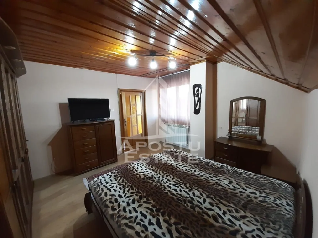 Apartament cu 2 camere, de inchiriat, centrala proprie, Ghiroda - Agentia imobiliara APOSTU ESTATE va propune spre inchiriere un apartament cu 2 camere spatios si luminos, situat in Ghiroda. Zona linistita, potrivit pentru cupluri sau familii care isi doresc o locuinta in care sa se simta confortabil
Suprafata utila: 58 mp

Compartimentare eficienta:
-Bucatarie inchisa complet mobilata si utilata, cu loc de luat masa
-Living luminos si spatios
-Dormitor complet mobilat si utilat
-Baie prevazuta cu cada 

Confort si facilitati:
-Masina de spalat rufe
-Aer conditionat
-Terasa spatioasa 130 mp
-Incalzirea apartamentului: centrala proprie (incalzire prin calorifere)
-Se accepta animale de companie de catre proprietar

Localizare:
-Timis, Ghiroda

Ideal pentru:
-Persoane singure
-Cupluri
-Familii la inceput de drum

Disponibilitate: 01.08.2026
Pret chirie lunara: 350 EUR
Programeaza o vizionare pentru a-ti putea imagina viitorul aici!
ID intern: CP3200113