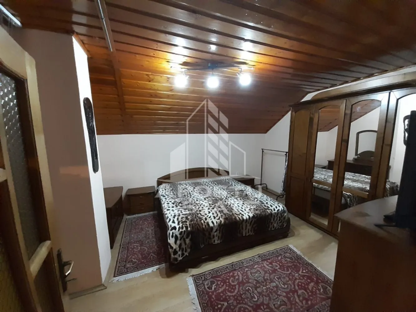Apartament cu 2 camere, de inchiriat, centrala proprie, Ghiroda - Agentia imobiliara APOSTU ESTATE va propune spre inchiriere un apartament cu 2 camere spatios si luminos, situat in Ghiroda. Zona linistita, potrivit pentru cupluri sau familii care isi doresc o locuinta in care sa se simta confortabil
Suprafata utila: 58 mp

Compartimentare eficienta:
-Bucatarie inchisa complet mobilata si utilata, cu loc de luat masa
-Living luminos si spatios
-Dormitor complet mobilat si utilat
-Baie prevazuta cu cada 

Confort si facilitati:
-Masina de spalat rufe
-Aer conditionat
-Terasa spatioasa 130 mp
-Incalzirea apartamentului: centrala proprie (incalzire prin calorifere)
-Se accepta animale de companie de catre proprietar

Localizare:
-Timis, Ghiroda

Ideal pentru:
-Persoane singure
-Cupluri
-Familii la inceput de drum

Disponibilitate: 01.08.2026
Pret chirie lunara: 350 EUR
Programeaza o vizionare pentru a-ti putea imagina viitorul aici!
ID intern: CP3200113