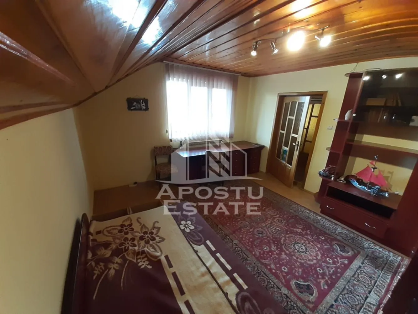 Apartament cu 2 camere, de inchiriat, centrala proprie, Ghiroda - Agentia imobiliara APOSTU ESTATE va propune spre inchiriere un apartament cu 2 camere spatios si luminos, situat in Ghiroda. Zona linistita, potrivit pentru cupluri sau familii care isi doresc o locuinta in care sa se simta confortabil
Suprafata utila: 58 mp

Compartimentare eficienta:
-Bucatarie inchisa complet mobilata si utilata, cu loc de luat masa
-Living luminos si spatios
-Dormitor complet mobilat si utilat
-Baie prevazuta cu cada 

Confort si facilitati:
-Masina de spalat rufe
-Aer conditionat
-Terasa spatioasa 130 mp
-Incalzirea apartamentului: centrala proprie (incalzire prin calorifere)
-Se accepta animale de companie de catre proprietar

Localizare:
-Timis, Ghiroda

Ideal pentru:
-Persoane singure
-Cupluri
-Familii la inceput de drum

Disponibilitate: 01.08.2026
Pret chirie lunara: 350 EUR
Programeaza o vizionare pentru a-ti putea imagina viitorul aici!
ID intern: CP3200113