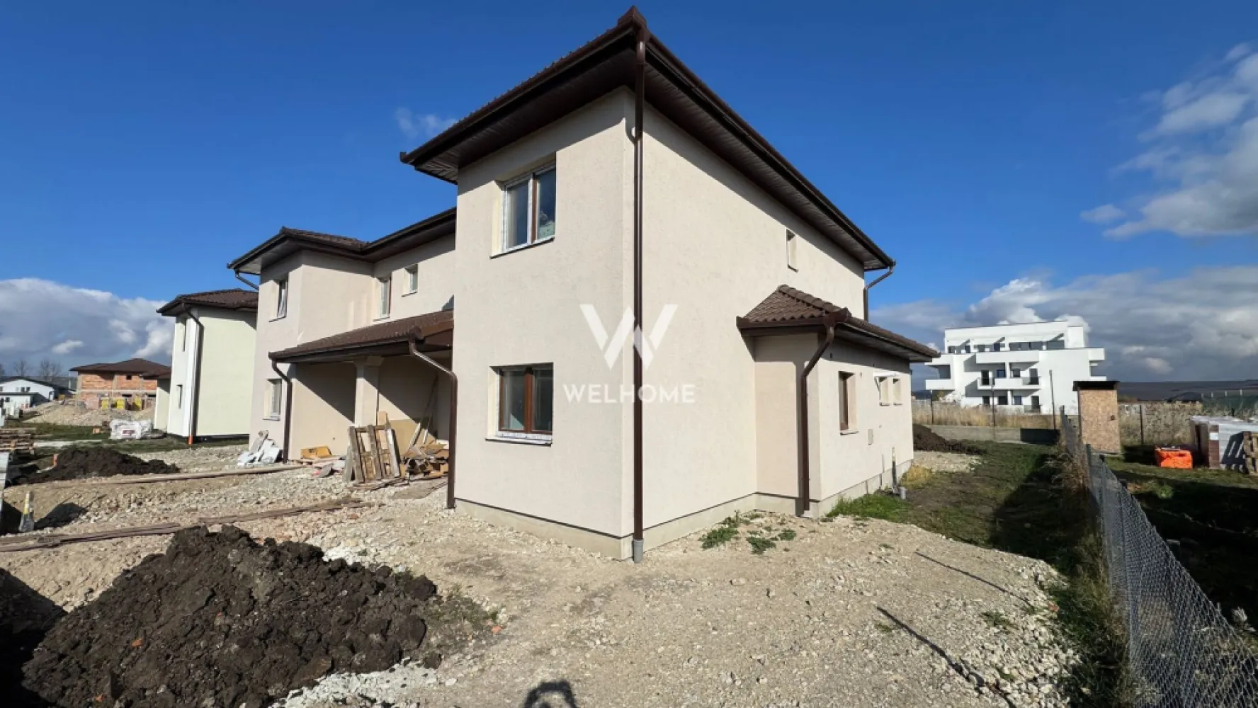 OFERTA! - Casa duplex NOUA Sura Mica - Sibiu - La o distanta de 8 minute de Sibiu , in Sura Mica localizat central , proiectul insumeaza 40 de case dintre care individuale si cuplate ca cea din prezentare .Casa dispune de un teren de 300 si o suprafata utila de 118 mp.
La parter ne intampina un hol generos, baie, o camera de aproximativ 11 mp care poate fi folosita ca si birou sau dormitor, bucataria cu posibilitatea de a se inchide sau a se pastra deschisa pentru a creea mai mult spatiu si camara sau camera tehnica. Tot in partea de jos avem livingul de 24 mp cu zona de dining si iesire in curtea libera de aprozimativ 240 mp compartimentata atat in fata cat si spate si lateral . 
La etaj avem cele 3 dormitoare dintre care unul cu baie proprie si o baia mare .
Interirul se preda la alb .
Exteriorul la cheie , in curte fiind suficient spatiu pentru a parca masina, pentru zona de barbeque si zona de relaxare .

Exista posibilitatea achizitionarii in rate, avansul minim fiind de 71.550 Euro , iar diferenta pe maxim 6 ani in rate fixe.
Termen de finalizare al proiectului: martie - aprilie 2026.

Pret : 160000 Euro DOAR PLATA DIN SURSE PROPRII. Fara credit ipotecar.
Pentru mia multe detalii : 0753277310
