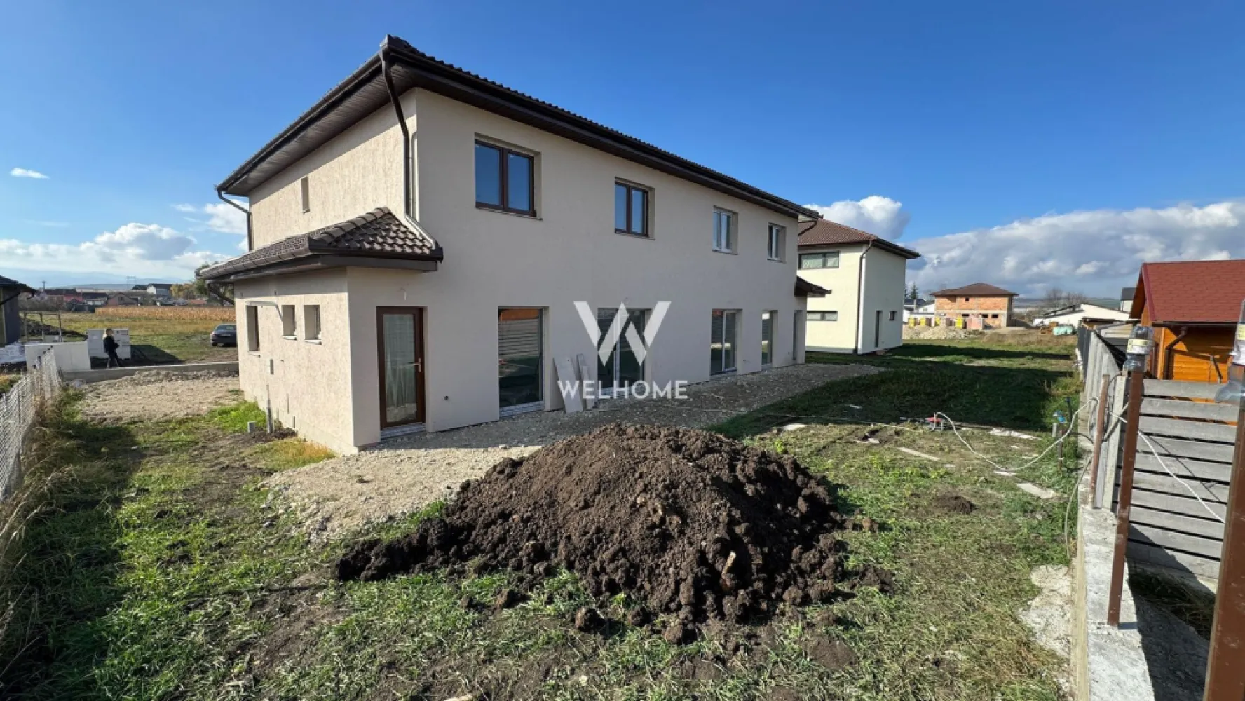OFERTA! - Casa duplex NOUA Sura Mica - Sibiu - La o distanta de 8 minute de Sibiu , in Sura Mica localizat central , proiectul insumeaza 40 de case dintre care individuale si cuplate ca cea din prezentare .Casa dispune de un teren de 300 si o suprafata utila de 118 mp.
La parter ne intampina un hol generos, baie, o camera de aproximativ 11 mp care poate fi folosita ca si birou sau dormitor, bucataria cu posibilitatea de a se inchide sau a se pastra deschisa pentru a creea mai mult spatiu si camara sau camera tehnica. Tot in partea de jos avem livingul de 24 mp cu zona de dining si iesire in curtea libera de aprozimativ 240 mp compartimentata atat in fata cat si spate si lateral . 
La etaj avem cele 3 dormitoare dintre care unul cu baie proprie si o baia mare .
Interirul se preda la alb .
Exteriorul la cheie , in curte fiind suficient spatiu pentru a parca masina, pentru zona de barbeque si zona de relaxare .

Exista posibilitatea achizitionarii in rate, avansul minim fiind de 71.550 Euro , iar diferenta pe maxim 6 ani in rate fixe.
Termen de finalizare al proiectului: martie - aprilie 2026.

Pret : 160000 Euro DOAR PLATA DIN SURSE PROPRII. Fara credit ipotecar.
Pentru mia multe detalii : 0753277310