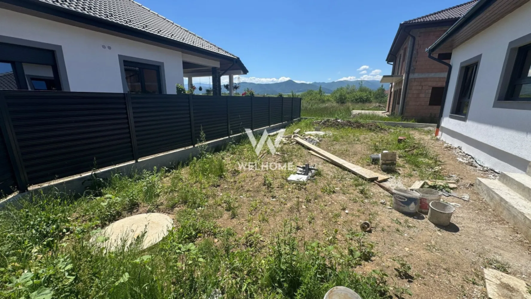 Casa noua pe PARTER cu PIVNITA in Cristian - Sibiu - Casa individuala pe un singur nivel CU PIVNITA si teren 560mp.

Locuinta este pozitionata pe soare intr-o zona linistita de case si vine cu o compartimentare ideala:
-Hol
-Spatiu Tehnic
-O baie mare
-3 dormitoare dintre care unul are baia lui.
-Bucatarie inchisa
-Living spatios cu acces in terasa
La demisol gasim o pivnita spatioasa si super utila.

Casa se preda la stadiul de ALB in interior, pereti finisati pana la stadiul de lavabila, geamuri mari vitrate cu tripane si sapa elicopterizata pregatita pentru a pune finisajele. 
La exterior casa se preda cu curte nivelata, pavaj acces auto si pietonal, gard si porti. 

Locuinta vine cu toate utilitatile racordate. 
Poti alege sa iti amenajezi locuinta intr-un stil propriu. 

Predarea Imobilului septembrie 2026

PRET: 199.000 + TVA