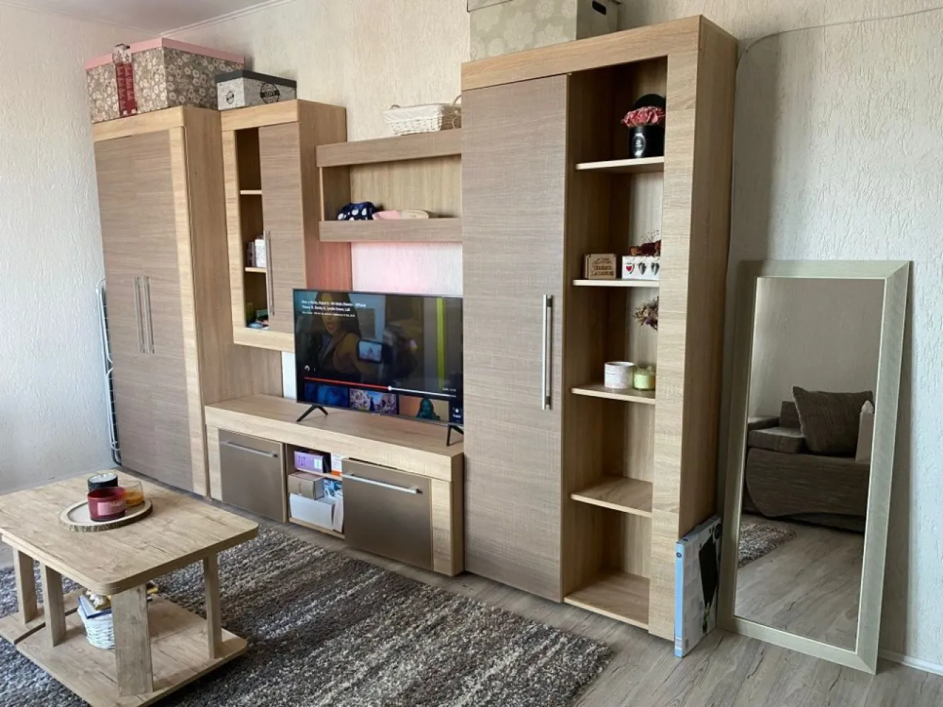7 noiembrie - 2 camere, renovat, aproape de UMFST – Zero investiții - Mentionati ID-ul proprietatii cand apelati: CP3207999
Contact ⓪⑦②⑥ ②②③ ⑧⑧⑥ Sebastian

Zap Imobiliare vă propune spre vânzare un apartament cu 2 camere deosebit de îngrijit, situat în Târgu Mureș, în zona 7 Noiembrie. Proprietatea se află la etajul 2 al unui imobil cu 4 niveluri, reprezentând o oportunitate excelentă atât pentru locuit, cât și pentru investiție în vederea închirierii, fiind poziționată în imediata apropiere a facultăților (UMFST), școlilor și pieței de zi.

Apartamentul este complet decomandat, generos și extrem de luminos. Locuința a fost renovată recent, se prezintă într-o stare impecabilă de curățenie și se vinde complet mobilată și utilată, viitorul proprietar având nevoie de zero investiții suplimentare.

Compartimentare și detalii tehnice:
-- Număr camere: 2 camere spațioase 
-- Suprafață utilă: 56 mp
-- Regim de înălțime: Etajul 2 (etaj intermediar ideal)
-- An construcție: Intervalul 1990 – 2000
-- Stare imobil: Renovat, foarte curat, mobilat și utilat complet

Avantaje locație și proximități:
-- Centru universitar: Poziționare strategică la câteva minute de facultăți, ideal pentru studenți
-- Facilități zilnice: Acces rapid și facil la magazine, școli, grădinițe și piață
-- Transport: Conexiuni excelente cu liniile de transport în comun

Opțiuni financiare:
-- Preț vânzare: 119.000 Euro FIX

Detalii comision:
-- La achiziție (cumpărare): Comisionul pentru cumpărător este ZERO%.

Acest anunț nu corespunde cerințelor tale? Sună la numărul afișat în anunț și unul dintre agenții noștri te va ajuda cu alte oferte personalizate în funcție de cerințele tale.

Contact ⓪⑦②⑥ ②②③ ⑧⑧⑥ Sebastian