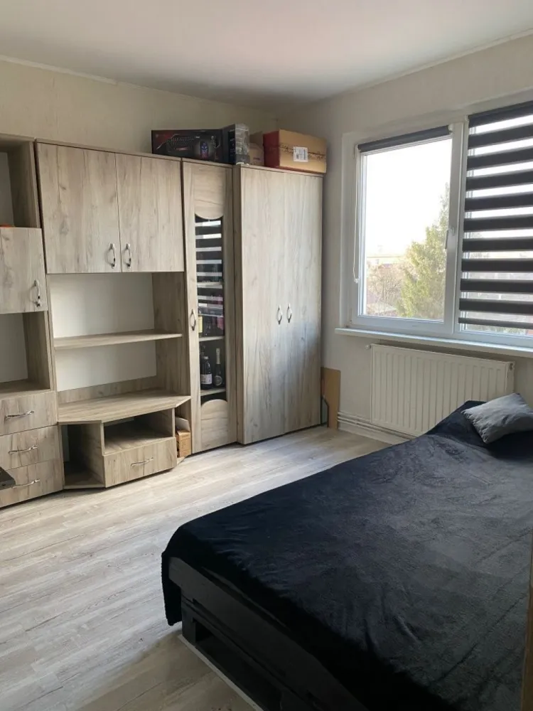 7 noiembrie - 2 camere, renovat, aproape de UMFST – Zero investiții - Mentionati ID-ul proprietatii cand apelati: CP3207999
Contact ⓪⑦②⑥ ②②③ ⑧⑧⑥ Sebastian

Zap Imobiliare vă propune spre vânzare un apartament cu 2 camere deosebit de îngrijit, situat în Târgu Mureș, în zona 7 Noiembrie. Proprietatea se află la etajul 2 al unui imobil cu 4 niveluri, reprezentând o oportunitate excelentă atât pentru locuit, cât și pentru investiție în vederea închirierii, fiind poziționată în imediata apropiere a facultăților (UMFST), școlilor și pieței de zi.

Apartamentul este complet decomandat, generos și extrem de luminos. Locuința a fost renovată recent, se prezintă într-o stare impecabilă de curățenie și se vinde complet mobilată și utilată, viitorul proprietar având nevoie de zero investiții suplimentare.

Compartimentare și detalii tehnice:
-- Număr camere: 2 camere spațioase 
-- Suprafață utilă: 56 mp
-- Regim de înălțime: Etajul 2 (etaj intermediar ideal)
-- An construcție: Intervalul 1990 – 2000
-- Stare imobil: Renovat, foarte curat, mobilat și utilat complet

Avantaje locație și proximități:
-- Centru universitar: Poziționare strategică la câteva minute de facultăți, ideal pentru studenți
-- Facilități zilnice: Acces rapid și facil la magazine, școli, grădinițe și piață
-- Transport: Conexiuni excelente cu liniile de transport în comun

Opțiuni financiare:
-- Preț vânzare: 119.000 Euro FIX

Detalii comision:
-- La achiziție (cumpărare): Comisionul pentru cumpărător este ZERO%.

Acest anunț nu corespunde cerințelor tale? Sună la numărul afișat în anunț și unul dintre agenții noștri te va ajuda cu alte oferte personalizate în funcție de cerințele tale.

Contact ⓪⑦②⑥ ②②③ ⑧⑧⑥ Sebastian