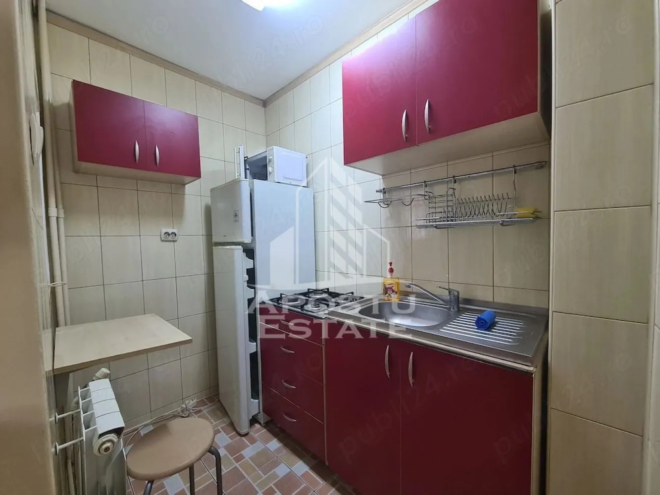 Apartament cu 1 camera de inchiriat, zona Take Ionescu, Timisoara - Agentia imobiliara APOSTU ESTATE va propune spre inchiriere un apartament cu 1 camera spatios si luminos, situat in zona Take Ionescu, intr-o zona linistita si bine pozitionata din Timisoara, potrivit pentru cupluri, familii sau studenti care isi doresc o locuinta unde sa se simta confortabil si cu acces facil catre scoli, facultati, statii de autobuz si magazine.

Suprafata utila: 35 mp
Compartimentare eficienta:
- Hol de acces
- Bucatarie inchisa, complet mobilata si utilata, cu loc de luat masa
- Baie prevazuta cu cabina de dus si ventilatie artificiala

Confort si facilitati:
- Incalzire apartament: termoficare
- Se va monta centrala proprie
- Aer conditionat
- Apartamentul este complet mobilat si utilat de catre proprietar

Localizare: zona Take Ionescu, in apropiere de scoala generala nr. 16, Facultatea de medicina, Iulius mall, mijloace de transport in comun.

Ideal pentru:
- Cupluri
- Persoane singure
- Studenti

Pret chirie: 350€
Programeaza o vizionare pentru a-ti putea imagina viitorul aici!
ID intern: CP3111953