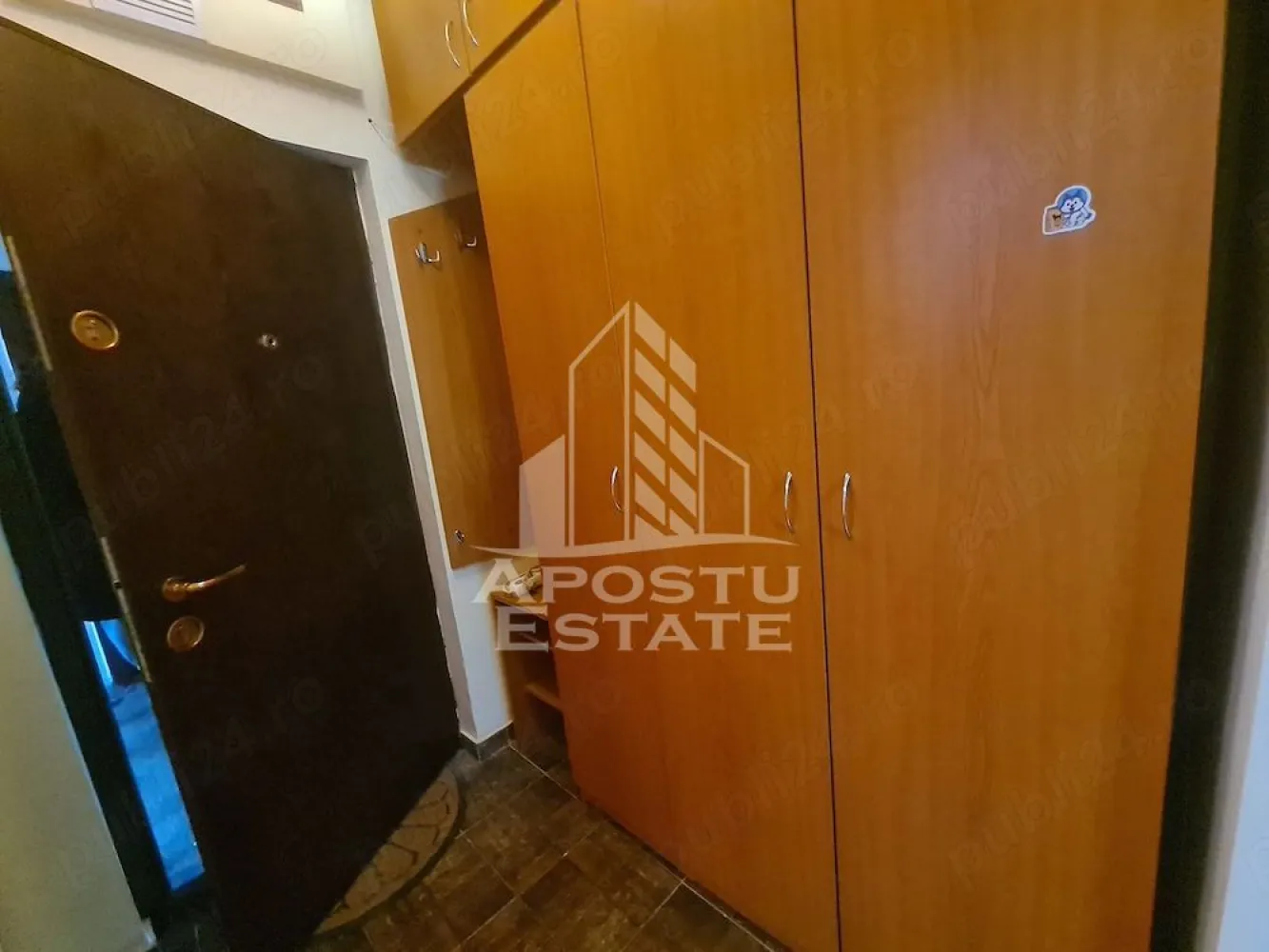 Apartament cu 1 camera de inchiriat, zona Take Ionescu, Timisoara - Agentia imobiliara APOSTU ESTATE va propune spre inchiriere un apartament cu 1 camera spatios si luminos, situat in zona Take Ionescu, intr-o zona linistita si bine pozitionata din Timisoara, potrivit pentru cupluri, familii sau studenti care isi doresc o locuinta unde sa se simta confortabil si cu acces facil catre scoli, facultati, statii de autobuz si magazine.

Suprafata utila: 35 mp
Compartimentare eficienta:
- Hol de acces
- Bucatarie inchisa, complet mobilata si utilata, cu loc de luat masa
- Baie prevazuta cu cabina de dus si ventilatie artificiala

Confort si facilitati:
- Incalzire apartament: termoficare
- Se va monta centrala proprie
- Aer conditionat
- Apartamentul este complet mobilat si utilat de catre proprietar

Localizare: zona Take Ionescu, in apropiere de scoala generala nr. 16, Facultatea de medicina, Iulius mall, mijloace de transport in comun.

Ideal pentru:
- Cupluri
- Persoane singure
- Studenti

Pret chirie: 350€
Programeaza o vizionare pentru a-ti putea imagina viitorul aici!
ID intern: CP3111953