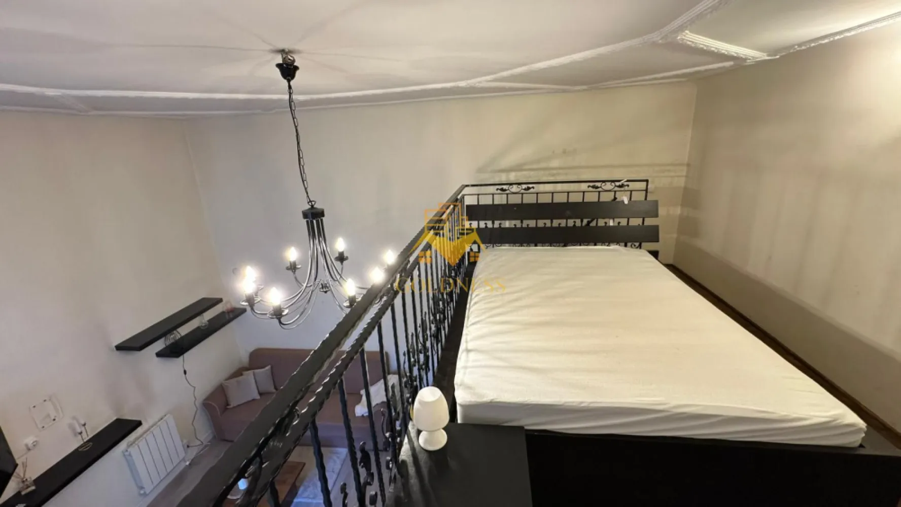 o camere, Ultracentral str. Universitatii Zona Piata Unirii, Eroilor - GOLDNESS Imobiliare vă propune spre închiriere un apartament cu o camere complet mobilat și utilat, la etajul 2 într-un imobil de 6 etaje, în Zona Ultracentrala pe Str. Universitatii colt cu Eroilor.

Se află în apropierea stațiilor de transport în comun, magazine, restaurante, spații verzi, farmacii, etc. 

La parter:

Living generos cu bucătărie open space, complet utilată și mobilată
Canapea extensibilă (loc suplimentar de cazare)
Loc de servit masa
Baie cu cabină de duș, calorifer port-prosop și dulap de depozitare
Terasă de 7 mp – perfectă pentru cafeaua de dimineață sau o seară liniștită

La etaj (acces pe scară interioară):

Dormitor cu pat matrimonial
Dressing generos pentru organizarea completă a garderobei

Un spațiu compact dar bine gândit, în care fiecare zonă are un rol clar definit. Ideal pentru cei care caută intimitate la etaj și spațiu de socializare la parter.
Imobilul este dotat cu toate cele necesare- centrală proprie, frigider, aragaz, hotă, mașină de spălat haine, etc. 

Dacă sunteți interesați de acest apartament și doriți să îl vizionați, dar și pentru alte oferte nu ezitați să ne contactați telefonic sau prin e-mail. Vă stăm la dispoziție!

Pentru intermediere se percepe un comision de 50% din prețul chiriei!