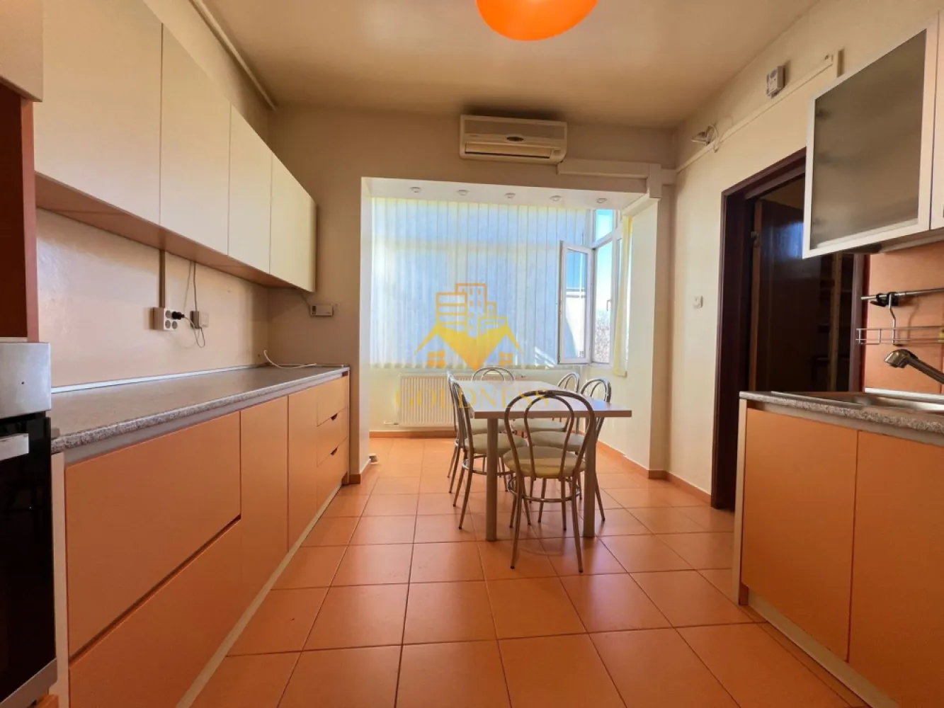3 camere decomandate, Garaj, Hasdeu, Piezisa, UMF, USAMV, Clinicilor - GOLDNESS Imobiliare vă propune spre închiriere un apartament cu 3 camere decomandate complet mobilat și utilat, la etajul 3 într-un imobil de 3 etaje, în Zona Semicentrala - Hasdeu, Piezisa.
Dispune de garaj, contracost!
Se află în apropierea stațiilor de transport în comun, magazine, restaurante, spații verzi, farmacii, etc. 

Apartamentul este compartimentat astfel:
 - dormitor cu pat matrimonial, dressing, noptiere
 -dormitor cu o canapea extensiila, dulap, birou
 -dormitor(living) canapea extensibila, masa, dulap, aer conditionat
 - bucatarie complet utilată și mobilată, loc de servit masa, aer conditionat, masina de spalat vase
- debara
 - baie de serviciu cu cabina de dus, calorifer port prosop și dulap pentru depozitare.
 - baie cu cada, calorifer port prosop și dulap pentru depozitar
 - terasa de 8 mp.

Imobilul este dotat cu toate cele necesare- centrală proprie, frigider, aragaz, hotă, mașină de spălat haine, masina de spalat vase, 2 aparate de aer conditionat, etc. 

Dacă sunteți interesați de acest apartament și doriți să îl vizionați, dar și pentru alte oferte nu ezitați să ne contactați telefonic sau prin e-mail. Vă stăm la dispoziție!
Pentru intermediere se percepe un comision de 50% din prețul chiriei!