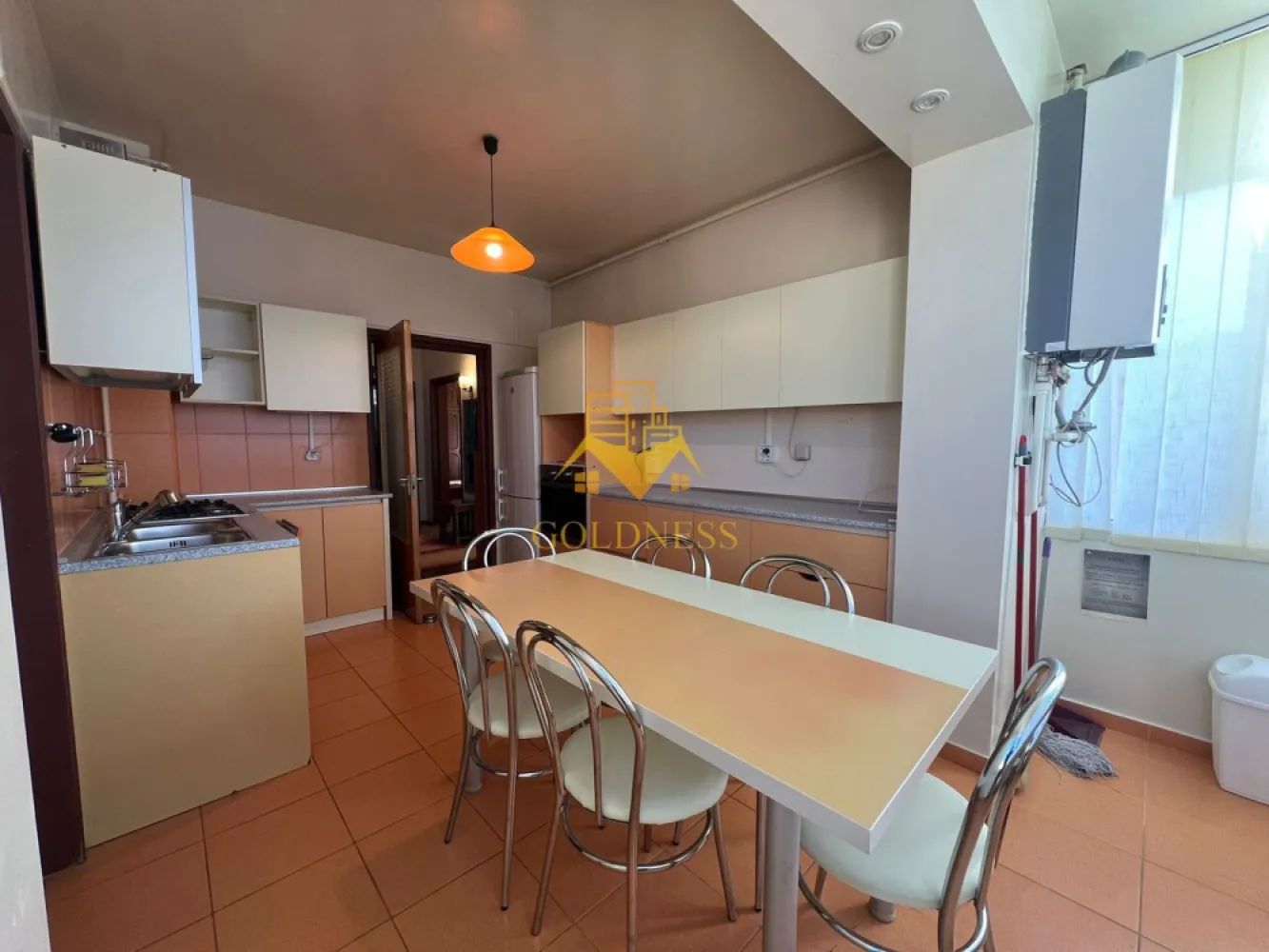 3 camere decomandate, Garaj, Hasdeu, Piezisa, UMF, USAMV, Clinicilor - GOLDNESS Imobiliare vă propune spre închiriere un apartament cu 3 camere decomandate complet mobilat și utilat, la etajul 3 într-un imobil de 3 etaje, în Zona Semicentrala - Hasdeu, Piezisa.
Dispune de garaj, contracost!
Se află în apropierea stațiilor de transport în comun, magazine, restaurante, spații verzi, farmacii, etc. 

Apartamentul este compartimentat astfel:
 - dormitor cu pat matrimonial, dressing, noptiere
 -dormitor cu o canapea extensiila, dulap, birou
 -dormitor(living) canapea extensibila, masa, dulap, aer conditionat
 - bucatarie complet utilată și mobilată, loc de servit masa, aer conditionat, masina de spalat vase
- debara
 - baie de serviciu cu cabina de dus, calorifer port prosop și dulap pentru depozitare.
 - baie cu cada, calorifer port prosop și dulap pentru depozitar
 - terasa de 8 mp.

Imobilul este dotat cu toate cele necesare- centrală proprie, frigider, aragaz, hotă, mașină de spălat haine, masina de spalat vase, 2 aparate de aer conditionat, etc. 

Dacă sunteți interesați de acest apartament și doriți să îl vizionați, dar și pentru alte oferte nu ezitați să ne contactați telefonic sau prin e-mail. Vă stăm la dispoziție!
Pentru intermediere se percepe un comision de 50% din prețul chiriei!