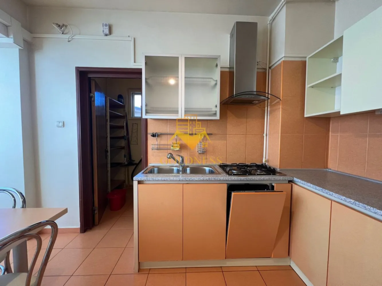 3 camere decomandate, Garaj, Hasdeu, Piezisa, UMF, USAMV, Clinicilor - GOLDNESS Imobiliare vă propune spre închiriere un apartament cu 3 camere decomandate complet mobilat și utilat, la etajul 3 într-un imobil de 3 etaje, în Zona Semicentrala - Hasdeu, Piezisa.
Dispune de garaj, contracost!
Se află în apropierea stațiilor de transport în comun, magazine, restaurante, spații verzi, farmacii, etc. 

Apartamentul este compartimentat astfel:
 - dormitor cu pat matrimonial, dressing, noptiere
 -dormitor cu o canapea extensiila, dulap, birou
 -dormitor(living) canapea extensibila, masa, dulap, aer conditionat
 - bucatarie complet utilată și mobilată, loc de servit masa, aer conditionat, masina de spalat vase
- debara
 - baie de serviciu cu cabina de dus, calorifer port prosop și dulap pentru depozitare.
 - baie cu cada, calorifer port prosop și dulap pentru depozitar
 - terasa de 8 mp.

Imobilul este dotat cu toate cele necesare- centrală proprie, frigider, aragaz, hotă, mașină de spălat haine, masina de spalat vase, 2 aparate de aer conditionat, etc. 

Dacă sunteți interesați de acest apartament și doriți să îl vizionați, dar și pentru alte oferte nu ezitați să ne contactați telefonic sau prin e-mail. Vă stăm la dispoziție!
Pentru intermediere se percepe un comision de 50% din prețul chiriei!