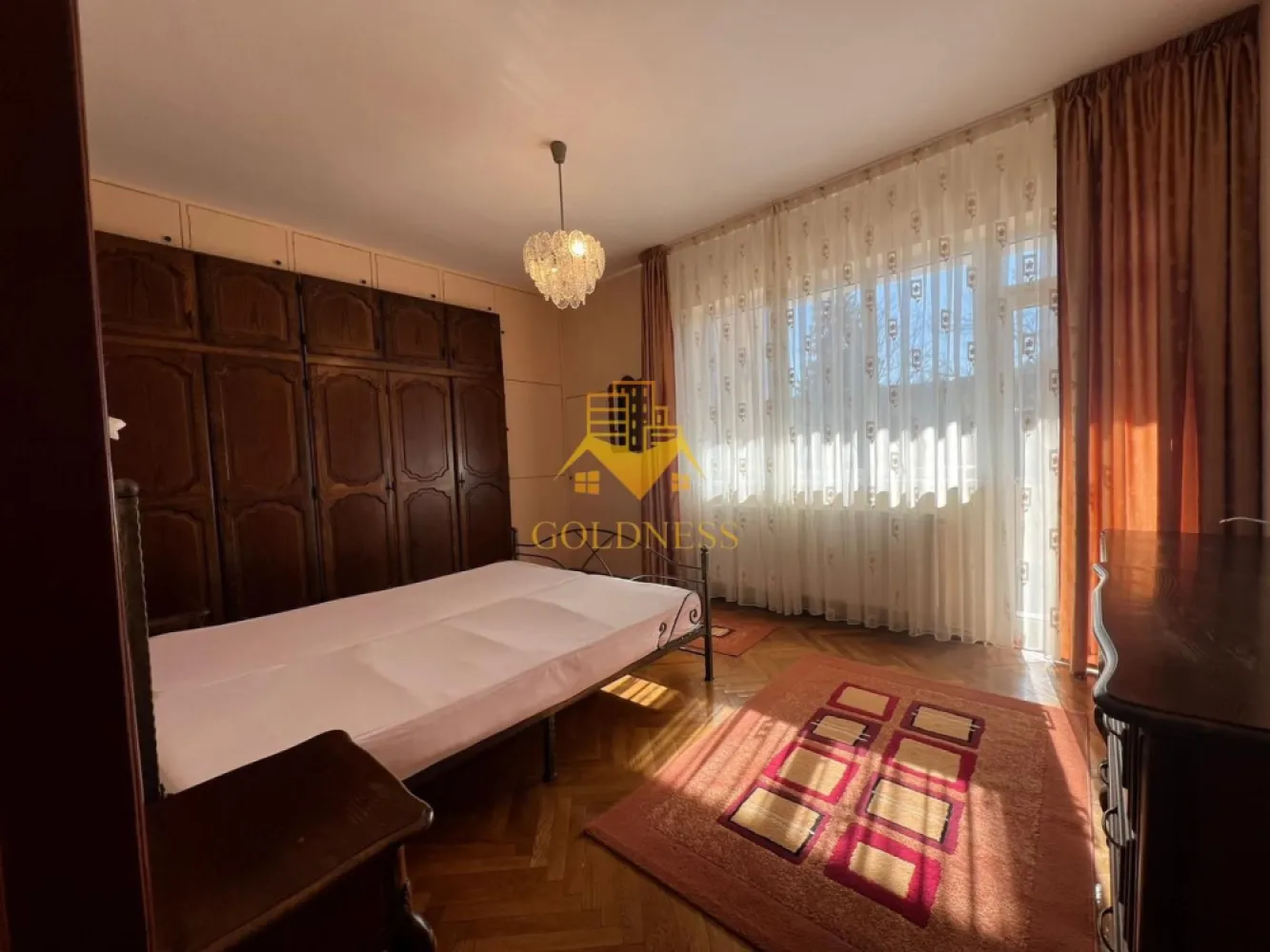 3 camere decomandate, Garaj, Hasdeu, Piezisa, UMF, USAMV, Clinicilor - GOLDNESS Imobiliare vă propune spre închiriere un apartament cu 3 camere decomandate complet mobilat și utilat, la etajul 3 într-un imobil de 3 etaje, în Zona Semicentrala - Hasdeu, Piezisa.
Dispune de garaj, contracost!
Se află în apropierea stațiilor de transport în comun, magazine, restaurante, spații verzi, farmacii, etc. 

Apartamentul este compartimentat astfel:
 - dormitor cu pat matrimonial, dressing, noptiere
 -dormitor cu o canapea extensiila, dulap, birou
 -dormitor(living) canapea extensibila, masa, dulap, aer conditionat
 - bucatarie complet utilată și mobilată, loc de servit masa, aer conditionat, masina de spalat vase
- debara
 - baie de serviciu cu cabina de dus, calorifer port prosop și dulap pentru depozitare.
 - baie cu cada, calorifer port prosop și dulap pentru depozitar
 - terasa de 8 mp.

Imobilul este dotat cu toate cele necesare- centrală proprie, frigider, aragaz, hotă, mașină de spălat haine, masina de spalat vase, 2 aparate de aer conditionat, etc. 

Dacă sunteți interesați de acest apartament și doriți să îl vizionați, dar și pentru alte oferte nu ezitați să ne contactați telefonic sau prin e-mail. Vă stăm la dispoziție!
Pentru intermediere se percepe un comision de 50% din prețul chiriei!