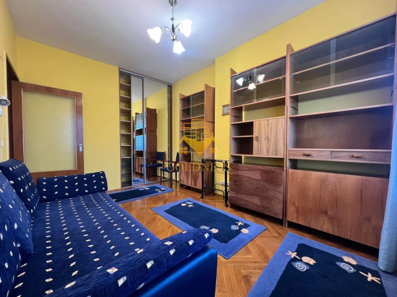 3 camere decomandate, Garaj, Hasdeu, Piezisa, UMF, USAMV, Clinicilor - GOLDNESS Imobiliare vă propune spre închiriere un apartament cu 3 camere decomandate complet mobilat și utilat, la etajul 3 într-un imobil de 3 etaje, în Zona Semicentrala - Hasdeu, Piezisa.
Dispune de garaj, contracost!
Se află în apropierea stațiilor de transport în comun, magazine, restaurante, spații verzi, farmacii, etc. 

Apartamentul este compartimentat astfel:
 - dormitor cu pat matrimonial, dressing, noptiere
 -dormitor cu o canapea extensiila, dulap, birou
 -dormitor(living) canapea extensibila, masa, dulap, aer conditionat
 - bucatarie complet utilată și mobilată, loc de servit masa, aer conditionat, masina de spalat vase
- debara
 - baie de serviciu cu cabina de dus, calorifer port prosop și dulap pentru depozitare.
 - baie cu cada, calorifer port prosop și dulap pentru depozitar
 - terasa de 8 mp.

Imobilul este dotat cu toate cele necesare- centrală proprie, frigider, aragaz, hotă, mașină de spălat haine, masina de spalat vase, 2 aparate de aer conditionat, etc. 

Dacă sunteți interesați de acest apartament și doriți să îl vizionați, dar și pentru alte oferte nu ezitați să ne contactați telefonic sau prin e-mail. Vă stăm la dispoziție!
Pentru intermediere se percepe un comision de 50% din prețul chiriei!