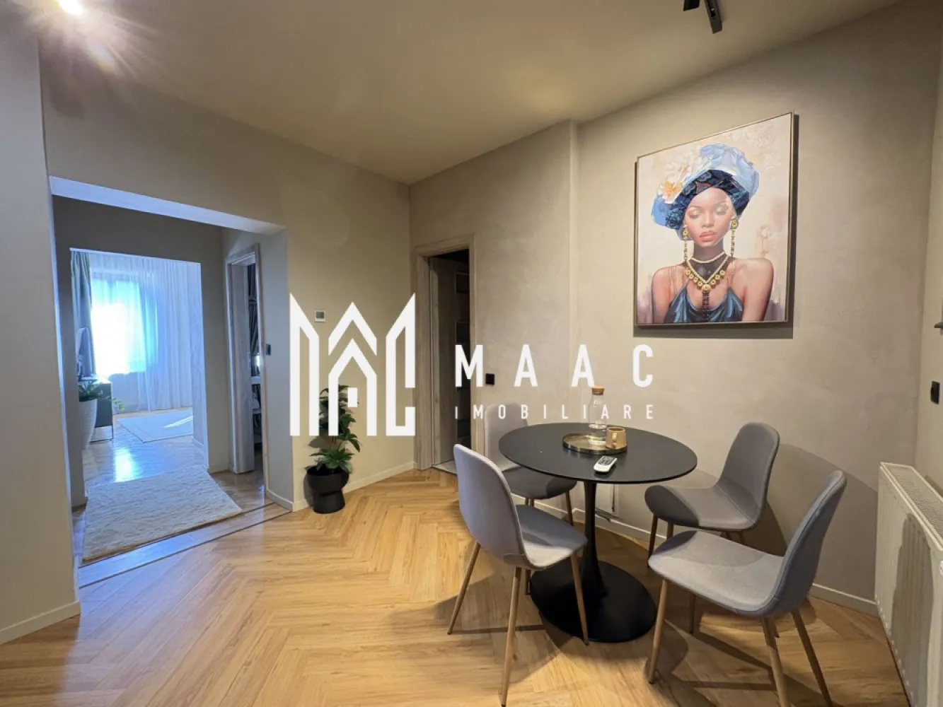 APARTAMENT DE LUX I 2 CAMERE I MOBILAT I ULTRACENTRAL - MAAC Imobiliare vă propune spre vânzare un apartament situat în centrul istoric al Sibiului, pe Strada Tipografilor, într-una dintre cele mai apreciate și căutate zone ale orașului. Poziționarea ultracentrală oferă acces rapid către principalele atracții turistice din Sibiu, restaurante, cafenele și zonele vibrante ale centrului, fiind o locație preferată atât de turiști, cât și de persoanele care își doresc să locuiască aproape de tot ceea ce oferă orașul.

Apartamentul dispune de o compartimentare practică și funcțională, oferind un spațiu confortabil și elegant, amenajat cu bun gust, finisaje de calitate și mobilier modern. Proprietatea se vinde mobilată și utilată complet, fiind pregătită pentru utilizare imediată, fără investiții suplimentare.

Compartimentare:
-2 camere
-bucătărie
-baie
-pivnita

Locuința este amenajată într-un stil modern și oferă un ambient plăcut, potrivit atât pentru locuit permanent, cât și pentru utilizare în scop investițional. În prezent apartamentul funcționează în regim hotelier, ceea ce îl transformă într-o oportunitate foarte bună pentru cei care caută o proprietate cu potențial de venit imediat într-o zonă cu cerere turistică constantă.

Zona centrală reprezintă unul dintre cele mai importante avantaje ale acestei proprietăți, oferind proximitate față de punctele de interes din centrul Sibiului, zone pietonale, atracții turistice, restaurante și spații de relaxare, ceea ce contribuie la atractivitatea apartamentului atât pentru turiști, cât și pentru viitorii proprietari.

Pentru mai multe detalii vă rugăm să menționați telefonic numărul CP2958413.
