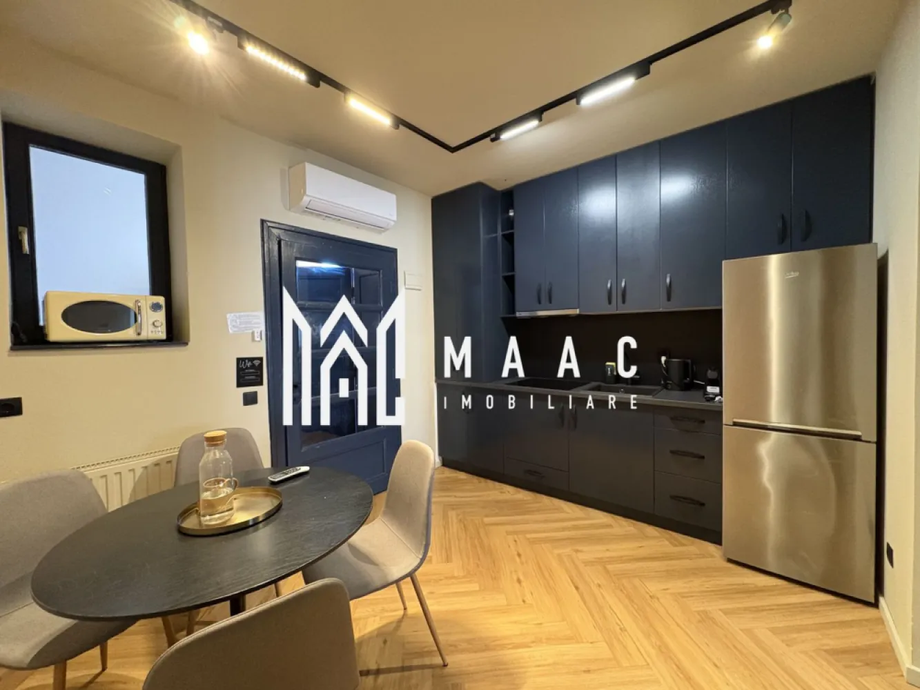 APARTAMENT DE LUX I 2 CAMERE I MOBILAT I ULTRACENTRAL - MAAC Imobiliare vă propune spre vânzare un apartament situat în centrul istoric al Sibiului, pe Strada Tipografilor, într-una dintre cele mai apreciate și căutate zone ale orașului. Poziționarea ultracentrală oferă acces rapid către principalele atracții turistice din Sibiu, restaurante, cafenele și zonele vibrante ale centrului, fiind o locație preferată atât de turiști, cât și de persoanele care își doresc să locuiască aproape de tot ceea ce oferă orașul.

Apartamentul dispune de o compartimentare practică și funcțională, oferind un spațiu confortabil și elegant, amenajat cu bun gust, finisaje de calitate și mobilier modern. Proprietatea se vinde mobilată și utilată complet, fiind pregătită pentru utilizare imediată, fără investiții suplimentare.

Compartimentare:
-2 camere
-bucătărie
-baie
-pivnita

Locuința este amenajată într-un stil modern și oferă un ambient plăcut, potrivit atât pentru locuit permanent, cât și pentru utilizare în scop investițional. În prezent apartamentul funcționează în regim hotelier, ceea ce îl transformă într-o oportunitate foarte bună pentru cei care caută o proprietate cu potențial de venit imediat într-o zonă cu cerere turistică constantă.

Zona centrală reprezintă unul dintre cele mai importante avantaje ale acestei proprietăți, oferind proximitate față de punctele de interes din centrul Sibiului, zone pietonale, atracții turistice, restaurante și spații de relaxare, ceea ce contribuie la atractivitatea apartamentului atât pentru turiști, cât și pentru viitorii proprietari.

Pentru mai multe detalii vă rugăm să menționați telefonic numărul CP2958413.