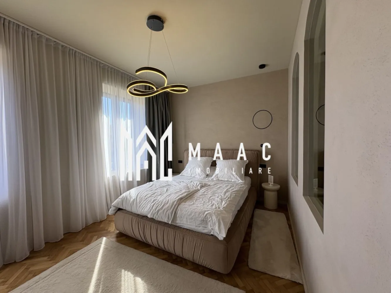 APARTAMENT DE LUX I 2 CAMERE I MOBILAT I ULTRACENTRAL - MAAC Imobiliare vă propune spre vânzare un apartament situat în centrul istoric al Sibiului, pe Strada Tipografilor, într-una dintre cele mai apreciate și căutate zone ale orașului. Poziționarea ultracentrală oferă acces rapid către principalele atracții turistice din Sibiu, restaurante, cafenele și zonele vibrante ale centrului, fiind o locație preferată atât de turiști, cât și de persoanele care își doresc să locuiască aproape de tot ceea ce oferă orașul.

Apartamentul dispune de o compartimentare practică și funcțională, oferind un spațiu confortabil și elegant, amenajat cu bun gust, finisaje de calitate și mobilier modern. Proprietatea se vinde mobilată și utilată complet, fiind pregătită pentru utilizare imediată, fără investiții suplimentare.

Compartimentare:
-2 camere
-bucătărie
-baie
-pivnita

Locuința este amenajată într-un stil modern și oferă un ambient plăcut, potrivit atât pentru locuit permanent, cât și pentru utilizare în scop investițional. În prezent apartamentul funcționează în regim hotelier, ceea ce îl transformă într-o oportunitate foarte bună pentru cei care caută o proprietate cu potențial de venit imediat într-o zonă cu cerere turistică constantă.

Zona centrală reprezintă unul dintre cele mai importante avantaje ale acestei proprietăți, oferind proximitate față de punctele de interes din centrul Sibiului, zone pietonale, atracții turistice, restaurante și spații de relaxare, ceea ce contribuie la atractivitatea apartamentului atât pentru turiști, cât și pentru viitorii proprietari.

Pentru mai multe detalii vă rugăm să menționați telefonic numărul CP2958413.