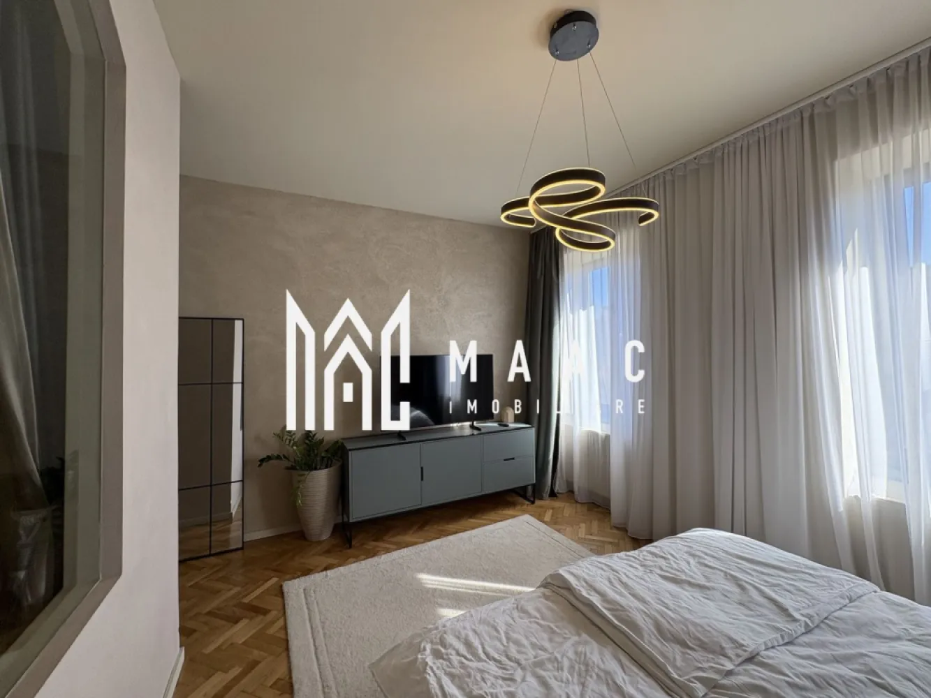 APARTAMENT DE LUX I 2 CAMERE I MOBILAT I ULTRACENTRAL - MAAC Imobiliare vă propune spre vânzare un apartament situat în centrul istoric al Sibiului, pe Strada Tipografilor, într-una dintre cele mai apreciate și căutate zone ale orașului. Poziționarea ultracentrală oferă acces rapid către principalele atracții turistice din Sibiu, restaurante, cafenele și zonele vibrante ale centrului, fiind o locație preferată atât de turiști, cât și de persoanele care își doresc să locuiască aproape de tot ceea ce oferă orașul.

Apartamentul dispune de o compartimentare practică și funcțională, oferind un spațiu confortabil și elegant, amenajat cu bun gust, finisaje de calitate și mobilier modern. Proprietatea se vinde mobilată și utilată complet, fiind pregătită pentru utilizare imediată, fără investiții suplimentare.

Compartimentare:
-2 camere
-bucătărie
-baie
-pivnita

Locuința este amenajată într-un stil modern și oferă un ambient plăcut, potrivit atât pentru locuit permanent, cât și pentru utilizare în scop investițional. În prezent apartamentul funcționează în regim hotelier, ceea ce îl transformă într-o oportunitate foarte bună pentru cei care caută o proprietate cu potențial de venit imediat într-o zonă cu cerere turistică constantă.

Zona centrală reprezintă unul dintre cele mai importante avantaje ale acestei proprietăți, oferind proximitate față de punctele de interes din centrul Sibiului, zone pietonale, atracții turistice, restaurante și spații de relaxare, ceea ce contribuie la atractivitatea apartamentului atât pentru turiști, cât și pentru viitorii proprietari.

Pentru mai multe detalii vă rugăm să menționați telefonic numărul CP2958413.