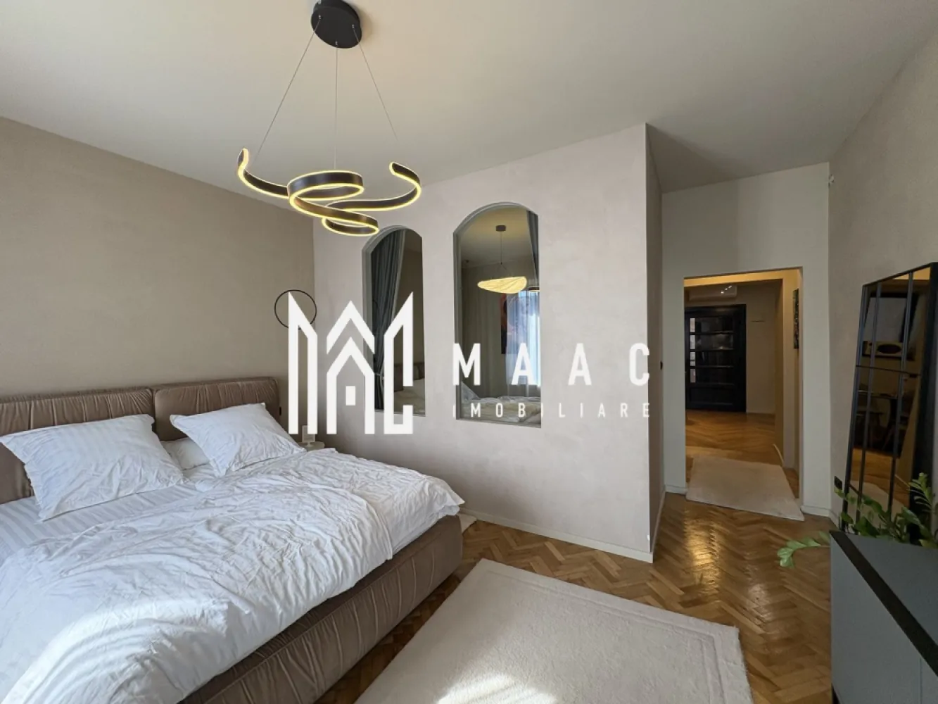 APARTAMENT DE LUX I 2 CAMERE I MOBILAT I ULTRACENTRAL - MAAC Imobiliare vă propune spre vânzare un apartament situat în centrul istoric al Sibiului, pe Strada Tipografilor, într-una dintre cele mai apreciate și căutate zone ale orașului. Poziționarea ultracentrală oferă acces rapid către principalele atracții turistice din Sibiu, restaurante, cafenele și zonele vibrante ale centrului, fiind o locație preferată atât de turiști, cât și de persoanele care își doresc să locuiască aproape de tot ceea ce oferă orașul.

Apartamentul dispune de o compartimentare practică și funcțională, oferind un spațiu confortabil și elegant, amenajat cu bun gust, finisaje de calitate și mobilier modern. Proprietatea se vinde mobilată și utilată complet, fiind pregătită pentru utilizare imediată, fără investiții suplimentare.

Compartimentare:
-2 camere
-bucătărie
-baie
-pivnita

Locuința este amenajată într-un stil modern și oferă un ambient plăcut, potrivit atât pentru locuit permanent, cât și pentru utilizare în scop investițional. În prezent apartamentul funcționează în regim hotelier, ceea ce îl transformă într-o oportunitate foarte bună pentru cei care caută o proprietate cu potențial de venit imediat într-o zonă cu cerere turistică constantă.

Zona centrală reprezintă unul dintre cele mai importante avantaje ale acestei proprietăți, oferind proximitate față de punctele de interes din centrul Sibiului, zone pietonale, atracții turistice, restaurante și spații de relaxare, ceea ce contribuie la atractivitatea apartamentului atât pentru turiști, cât și pentru viitorii proprietari.

Pentru mai multe detalii vă rugăm să menționați telefonic numărul CP2958413.
