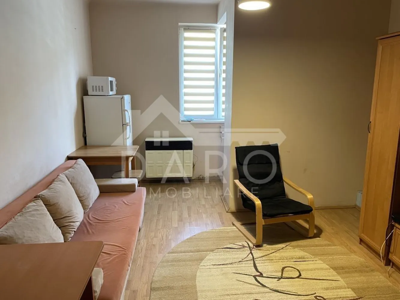 🏡 Garsonieră de închiriat | 7 Noiembrie – TCM | Aproape de UMF 250 € - 🏡 Garsonieră de închiriat | 7 Noiembrie – TCM | Aproape de Spital și UMF
Se oferă spre închiriere garsonieră situată în Târgu Mureș, în cartierul 7 Noiembrie – zona TCM, foarte aproape de Spitalul Județean 
și UMF, ideală pentru studenți sau personal medical.
pret: 250 € 
🏢 Etaj: 1
📅 Perioadă minimă de închiriere: 1 an
✔ costuri foarte mici la întreținere
Dotări și utilități:
✔ pat
✔ frigider
✔ mașină de spălat rufe
✔ aragaz
✔ cuptor cu microunde
✔ televizor
✔ convector pe gaz
✔ boiler electric pentru apă caldă
Avantaje:
📍 zonă foarte bună – 7 Noiembrie (TCM)
📍 aproape de Spitalul Județean
📍 aproape de UMFST
📍 magazine, farmacii și transport public în apropiere
📍 ideal pentru studenți sau o persoană singură
💎 O locuință practică, într-o zonă foarte căutată din Târgu Mureș.
🤝 Proprietate promovată prin DARO Imobiliare
📞 Detalii și vizionări:
Coman Maria – DARO Imobiliare
📱 0749 535 729
🔑 DARO Imobiliare – găsim proprietatea potrivită.