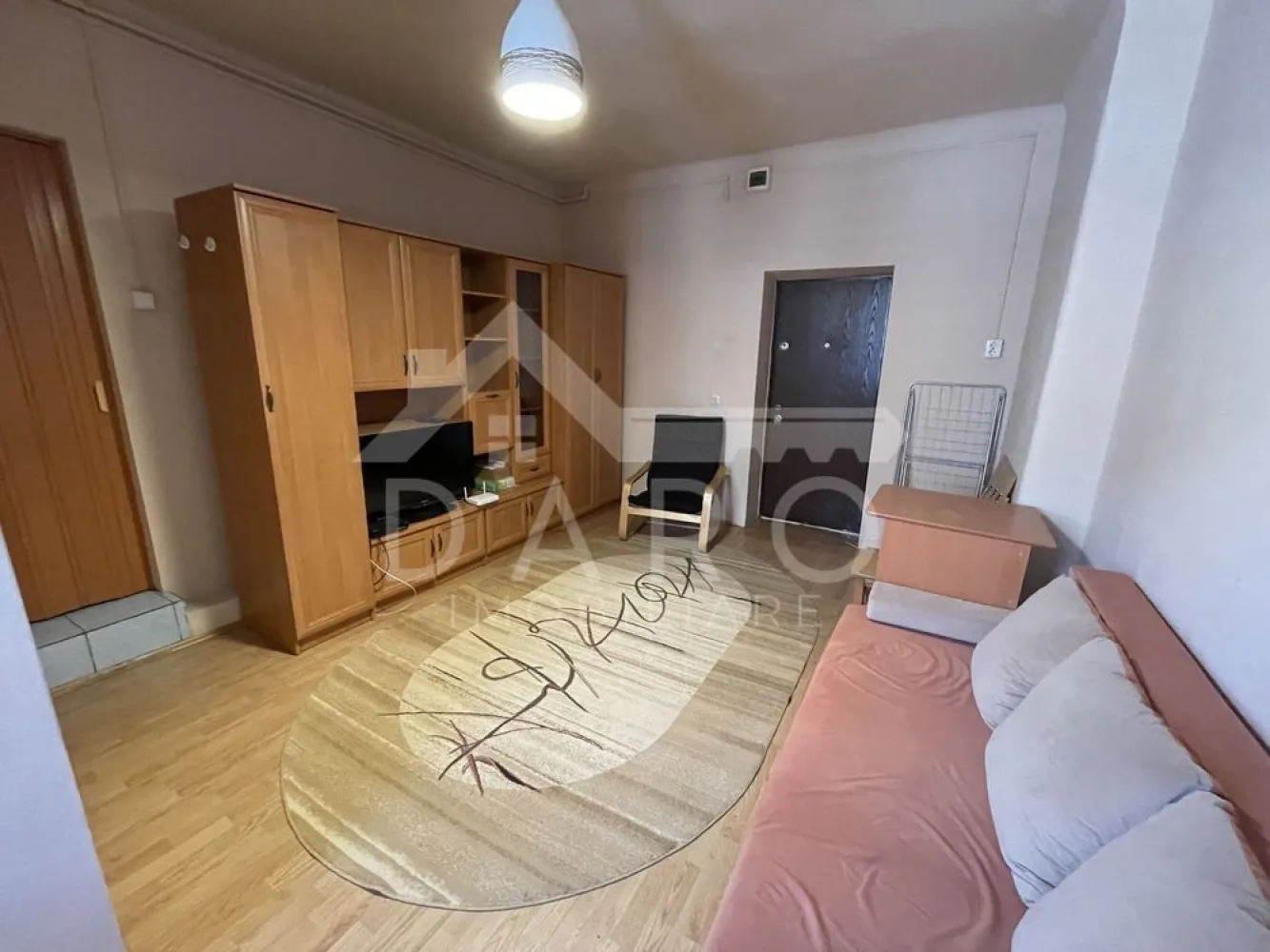 🏡 Garsonieră de închiriat | 7 Noiembrie – TCM | Aproape de UMF 250 € - 🏡 Garsonieră de închiriat | 7 Noiembrie – TCM | Aproape de Spital și UMF
Se oferă spre închiriere garsonieră situată în Târgu Mureș, în cartierul 7 Noiembrie – zona TCM, foarte aproape de Spitalul Județean 
și UMF, ideală pentru studenți sau personal medical.
pret: 250 € 
🏢 Etaj: 1
📅 Perioadă minimă de închiriere: 1 an
✔ costuri foarte mici la întreținere
Dotări și utilități:
✔ pat
✔ frigider
✔ mașină de spălat rufe
✔ aragaz
✔ cuptor cu microunde
✔ televizor
✔ convector pe gaz
✔ boiler electric pentru apă caldă
Avantaje:
📍 zonă foarte bună – 7 Noiembrie (TCM)
📍 aproape de Spitalul Județean
📍 aproape de UMFST
📍 magazine, farmacii și transport public în apropiere
📍 ideal pentru studenți sau o persoană singură
💎 O locuință practică, într-o zonă foarte căutată din Târgu Mureș.
🤝 Proprietate promovată prin DARO Imobiliare
📞 Detalii și vizionări:
Coman Maria – DARO Imobiliare
📱 0749 535 729
🔑 DARO Imobiliare – găsim proprietatea potrivită.