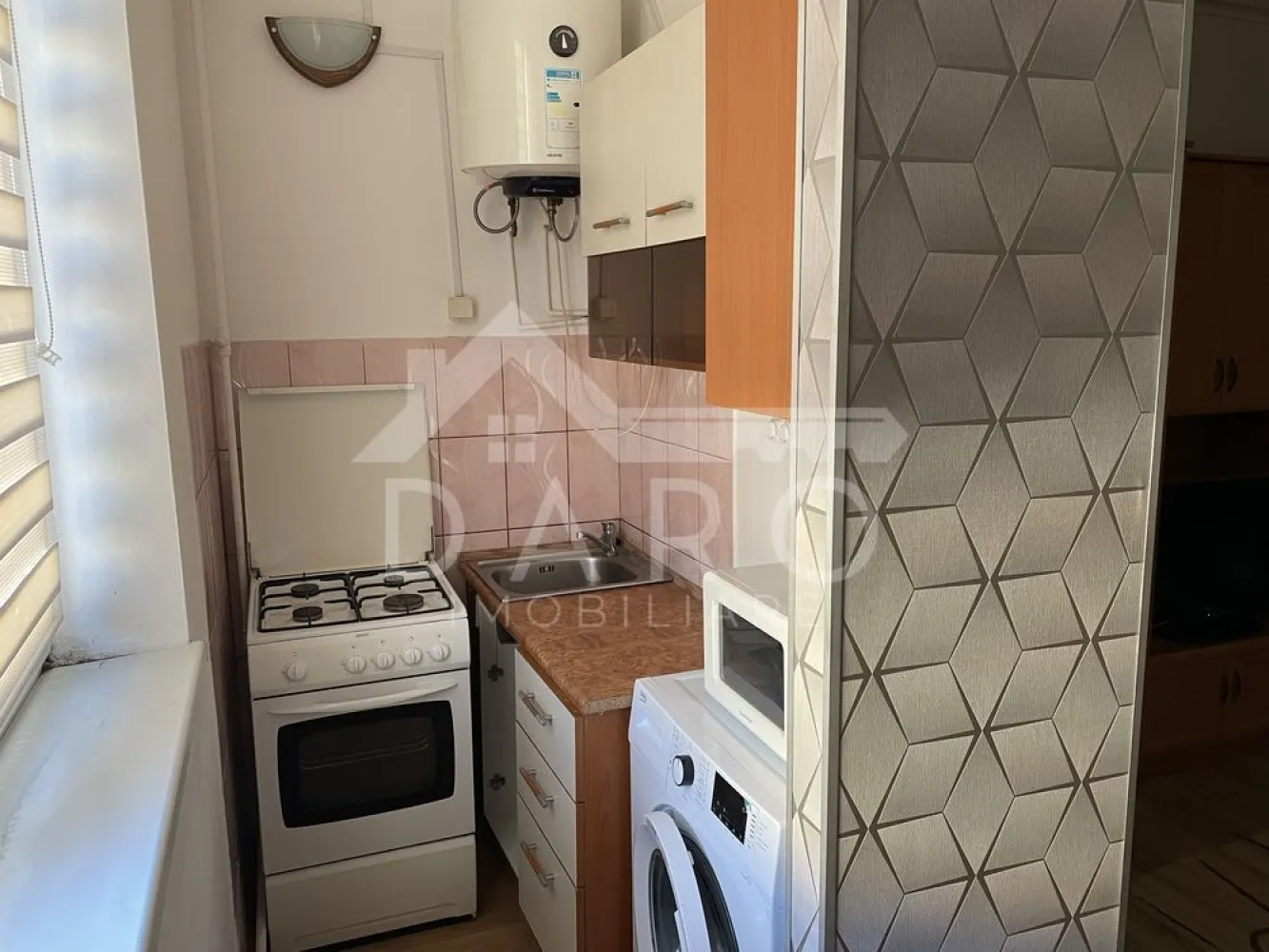 🏡 Garsonieră de închiriat | 7 Noiembrie – TCM | Aproape de UMF 250 € - 🏡 Garsonieră de închiriat | 7 Noiembrie – TCM | Aproape de Spital și UMF
Se oferă spre închiriere garsonieră situată în Târgu Mureș, în cartierul 7 Noiembrie – zona TCM, foarte aproape de Spitalul Județean 
și UMF, ideală pentru studenți sau personal medical.
pret: 250 € 
🏢 Etaj: 1
📅 Perioadă minimă de închiriere: 1 an
✔ costuri foarte mici la întreținere
Dotări și utilități:
✔ pat
✔ frigider
✔ mașină de spălat rufe
✔ aragaz
✔ cuptor cu microunde
✔ televizor
✔ convector pe gaz
✔ boiler electric pentru apă caldă
Avantaje:
📍 zonă foarte bună – 7 Noiembrie (TCM)
📍 aproape de Spitalul Județean
📍 aproape de UMFST
📍 magazine, farmacii și transport public în apropiere
📍 ideal pentru studenți sau o persoană singură
💎 O locuință practică, într-o zonă foarte căutată din Târgu Mureș.
🤝 Proprietate promovată prin DARO Imobiliare
📞 Detalii și vizionări:
Coman Maria – DARO Imobiliare
📱 0749 535 729
🔑 DARO Imobiliare – găsim proprietatea potrivită.