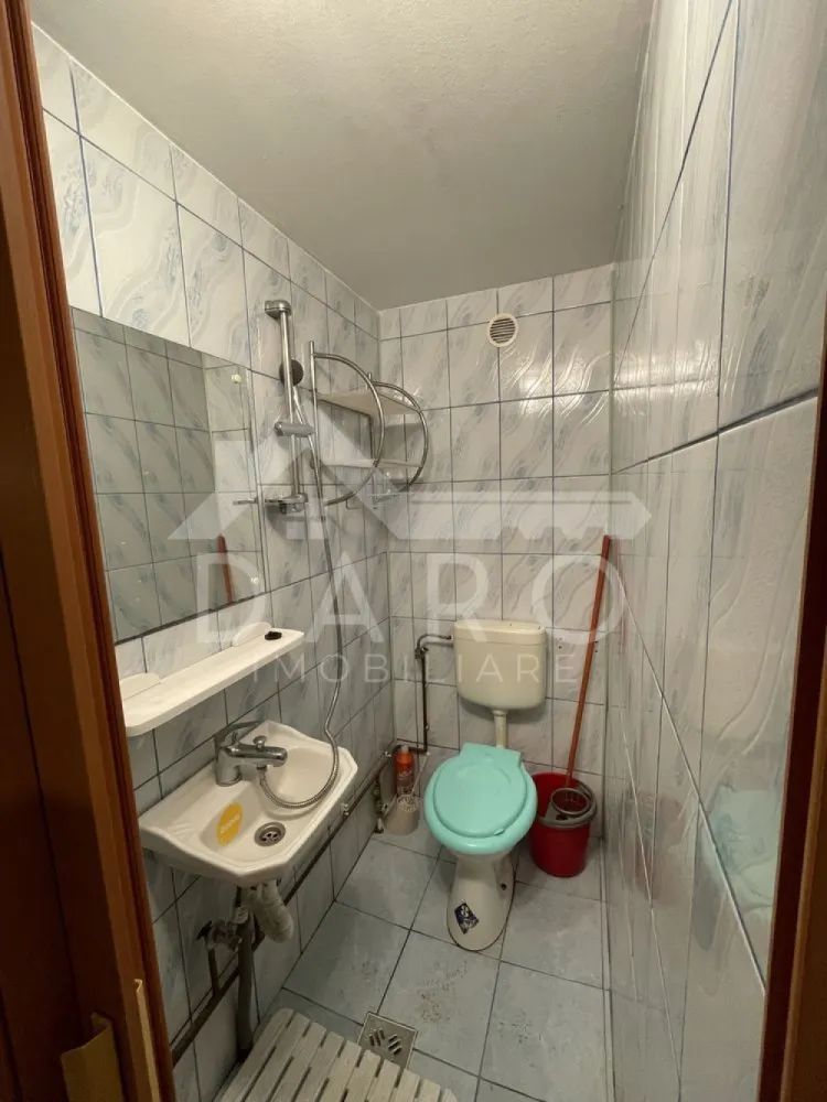 🏡 Garsonieră de închiriat | 7 Noiembrie – TCM | Aproape de UMF 250 € - 🏡 Garsonieră de închiriat | 7 Noiembrie – TCM | Aproape de Spital și UMF
Se oferă spre închiriere garsonieră situată în Târgu Mureș, în cartierul 7 Noiembrie – zona TCM, foarte aproape de Spitalul Județean 
și UMF, ideală pentru studenți sau personal medical.
pret: 250 € 
🏢 Etaj: 1
📅 Perioadă minimă de închiriere: 1 an
✔ costuri foarte mici la întreținere
Dotări și utilități:
✔ pat
✔ frigider
✔ mașină de spălat rufe
✔ aragaz
✔ cuptor cu microunde
✔ televizor
✔ convector pe gaz
✔ boiler electric pentru apă caldă
Avantaje:
📍 zonă foarte bună – 7 Noiembrie (TCM)
📍 aproape de Spitalul Județean
📍 aproape de UMFST
📍 magazine, farmacii și transport public în apropiere
📍 ideal pentru studenți sau o persoană singură
💎 O locuință practică, într-o zonă foarte căutată din Târgu Mureș.
🤝 Proprietate promovată prin DARO Imobiliare
📞 Detalii și vizionări:
Coman Maria – DARO Imobiliare
📱 0749 535 729
🔑 DARO Imobiliare – găsim proprietatea potrivită.