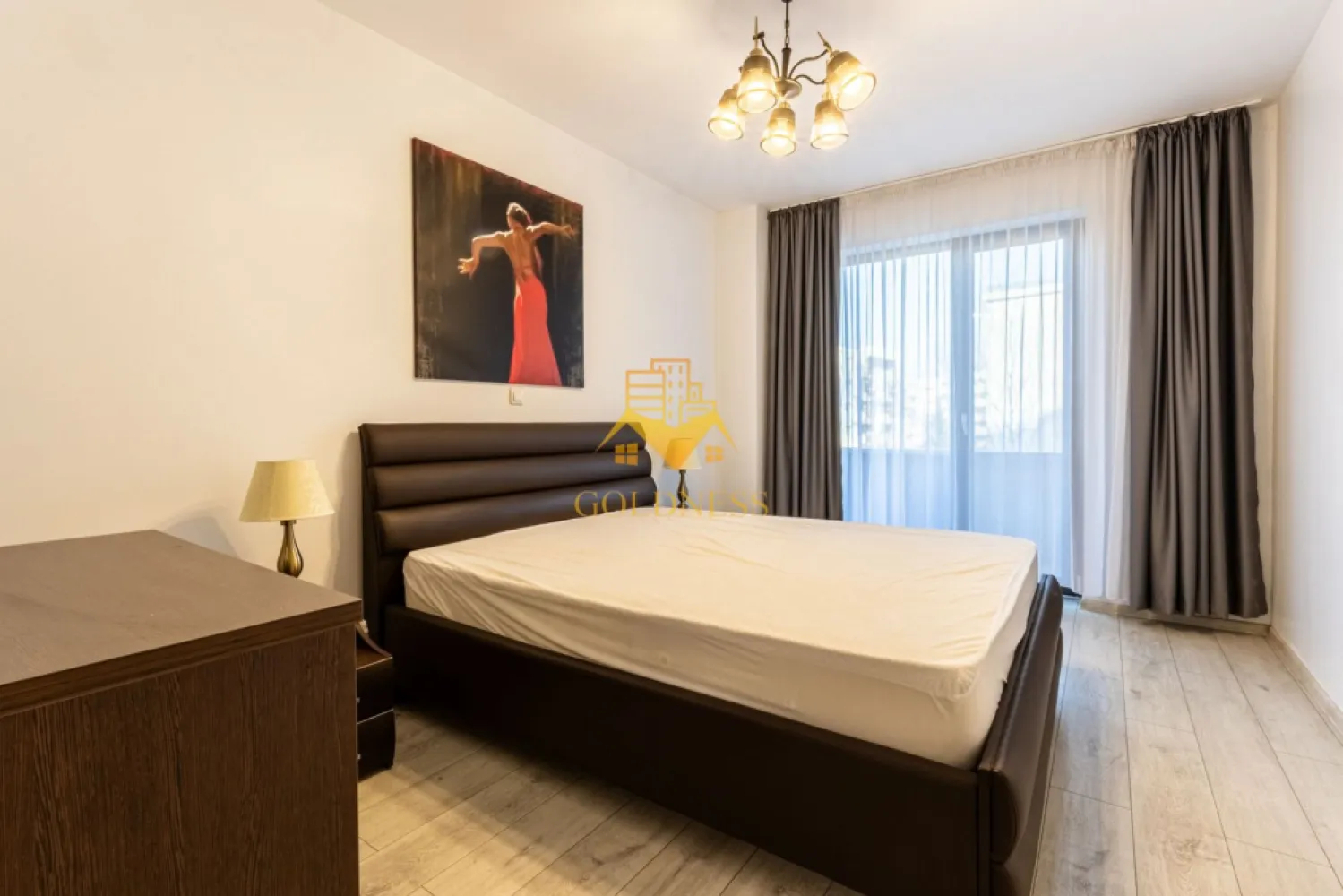 3 camere, terasa, bloc nou, Marasti Zona Piata Marasti, The Office - GOLDNESS Imobiliare vă propune spre închiriere un apartament cu 3 camere complet mobilat și utilat, la etajul 3 într-un imobil de 10 etaje, în Cartierul Marasti.
Posibilitate de parcare in zona la liber!
Se află în apropierea stațiilor de transport în comun, magazine, restaurante, spații verzi, farmacii, etc. 

Apartamentul este compartimentat astfel:
 - dormitor cu pat matrimonial, dressing, noptiere,comoda
 - dormitor cu pat matrimonial, dressing, noptiere, comoda
 - living complet utilat și mobilat, canapea extensibilă, loc de servit masa,TV
 - bucatarie complet mobilata si utilata, loc de servit masa
 - baie cu cada, calorifer port prosop și dulap pentru depozitare.
 - baie de serviciu.
 - terasa de 11 mp.

Imobilul este dotat cu toate cele necesare- centrală proprie, frigider, aragaz, hotă, mașină de spălat haine, etc. 

Dacă sunteți interesați de acest apartament și doriți să îl vizionați, dar și pentru alte oferte nu ezitați să ne contactați telefonic sau prin e-mail. Vă stăm la dispoziție!
Pentru intermediere se percepe un comision de 50% din prețul chiriei!