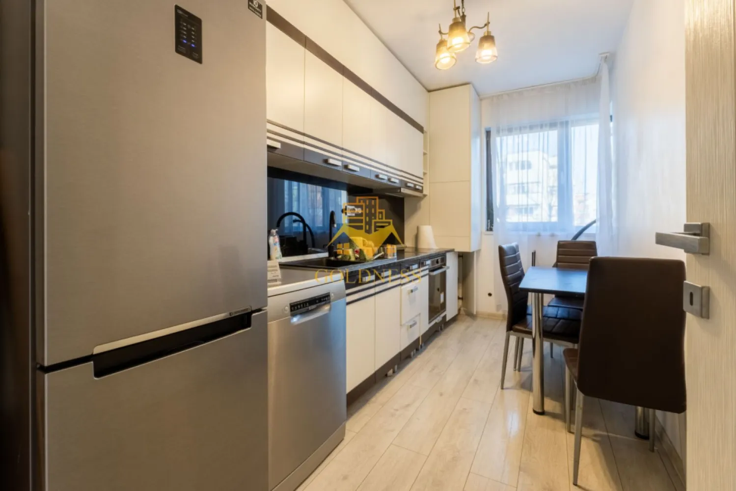 3 camere, terasa, bloc nou, Marasti Zona Piata Marasti, The Office - GOLDNESS Imobiliare vă propune spre închiriere un apartament cu 3 camere complet mobilat și utilat, la etajul 3 într-un imobil de 10 etaje, în Cartierul Marasti.
Posibilitate de parcare in zona la liber!
Se află în apropierea stațiilor de transport în comun, magazine, restaurante, spații verzi, farmacii, etc. 

Apartamentul este compartimentat astfel:
 - dormitor cu pat matrimonial, dressing, noptiere,comoda
 - dormitor cu pat matrimonial, dressing, noptiere, comoda
 - living complet utilat și mobilat, canapea extensibilă, loc de servit masa,TV
 - bucatarie complet mobilata si utilata, loc de servit masa
 - baie cu cada, calorifer port prosop și dulap pentru depozitare.
 - baie de serviciu.
 - terasa de 11 mp.

Imobilul este dotat cu toate cele necesare- centrală proprie, frigider, aragaz, hotă, mașină de spălat haine, etc. 

Dacă sunteți interesați de acest apartament și doriți să îl vizionați, dar și pentru alte oferte nu ezitați să ne contactați telefonic sau prin e-mail. Vă stăm la dispoziție!
Pentru intermediere se percepe un comision de 50% din prețul chiriei!