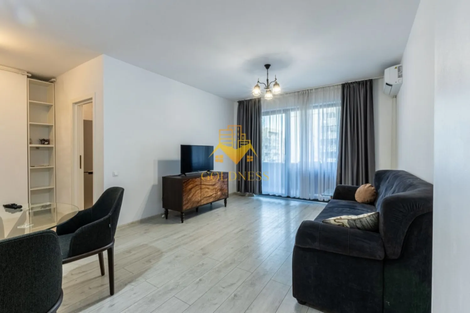 3 camere, terasa, bloc nou, Marasti Zona Piata Marasti, The Office - GOLDNESS Imobiliare vă propune spre închiriere un apartament cu 3 camere complet mobilat și utilat, la etajul 3 într-un imobil de 10 etaje, în Cartierul Marasti.
Posibilitate de parcare in zona la liber!
Se află în apropierea stațiilor de transport în comun, magazine, restaurante, spații verzi, farmacii, etc. 

Apartamentul este compartimentat astfel:
 - dormitor cu pat matrimonial, dressing, noptiere,comoda
 - dormitor cu pat matrimonial, dressing, noptiere, comoda
 - living complet utilat și mobilat, canapea extensibilă, loc de servit masa,TV
 - bucatarie complet mobilata si utilata, loc de servit masa
 - baie cu cada, calorifer port prosop și dulap pentru depozitare.
 - baie de serviciu.
 - terasa de 11 mp.

Imobilul este dotat cu toate cele necesare- centrală proprie, frigider, aragaz, hotă, mașină de spălat haine, etc. 

Dacă sunteți interesați de acest apartament și doriți să îl vizionați, dar și pentru alte oferte nu ezitați să ne contactați telefonic sau prin e-mail. Vă stăm la dispoziție!
Pentru intermediere se percepe un comision de 50% din prețul chiriei!