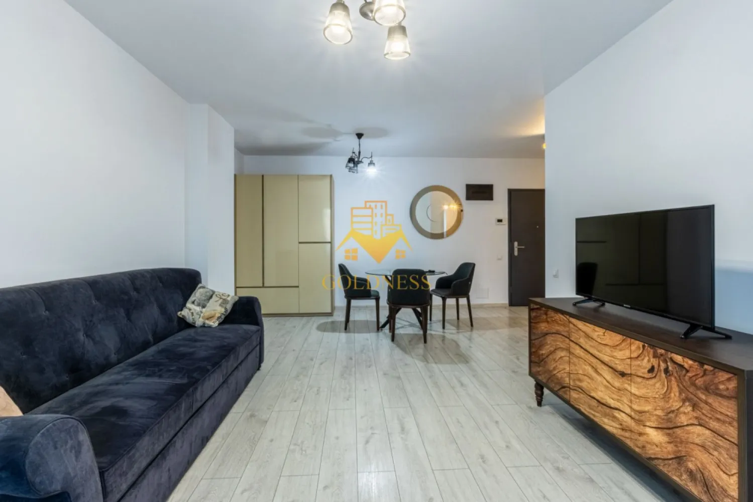 3 camere, terasa, bloc nou, Marasti Zona Piata Marasti, The Office - GOLDNESS Imobiliare vă propune spre închiriere un apartament cu 3 camere complet mobilat și utilat, la etajul 3 într-un imobil de 10 etaje, în Cartierul Marasti.
Posibilitate de parcare in zona la liber!
Se află în apropierea stațiilor de transport în comun, magazine, restaurante, spații verzi, farmacii, etc. 

Apartamentul este compartimentat astfel:
 - dormitor cu pat matrimonial, dressing, noptiere,comoda
 - dormitor cu pat matrimonial, dressing, noptiere, comoda
 - living complet utilat și mobilat, canapea extensibilă, loc de servit masa,TV
 - bucatarie complet mobilata si utilata, loc de servit masa
 - baie cu cada, calorifer port prosop și dulap pentru depozitare.
 - baie de serviciu.
 - terasa de 11 mp.

Imobilul este dotat cu toate cele necesare- centrală proprie, frigider, aragaz, hotă, mașină de spălat haine, etc. 

Dacă sunteți interesați de acest apartament și doriți să îl vizionați, dar și pentru alte oferte nu ezitați să ne contactați telefonic sau prin e-mail. Vă stăm la dispoziție!
Pentru intermediere se percepe un comision de 50% din prețul chiriei!