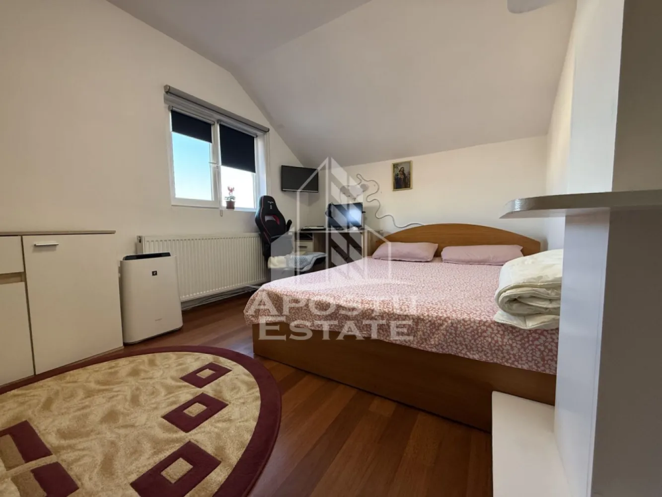 Apartament cu 2 camere de vanzare, zona Sagului, Timisoara - Agentia imobiliara APOSTU ESTATE va ofera spre vanzare un apartament 2 camere, complet mobilat si utilat, localizat in judetul Timis, Timisoara, zona Sagului.
Apartamentul are o suprafata de 52 mp utili si este situat la etajul 5 din 5.
- Hol de acces
- Bucatarie
- Living
- Dormitor
- Baie
Confortul termic este asigurat prin intermediul centralei proprii pe gaz si a aparatului de aer conditionat.
Zona cu numeroase facilitati si puncte de interes precum: acces rapid si usor la mijloacele de transport in comun, mall-ul Shopping City la cateva minute distanta, si alte supermarket-uri in apropiere, farmacii, institutii de invatamant, restaurante, baruri, cafenele si multe altele.
Agentia imobiliara Apostu Estate va ofera consultanta bancara gratuita prin intermediul colaboratorilor nostri pentru alegerea celui mai potrivit tip de credit, astfel incat tu sa devi noul proprietar al acestui apartament.
Va asteptam cu drag la o vizionare!
ID intern: CP2976592.