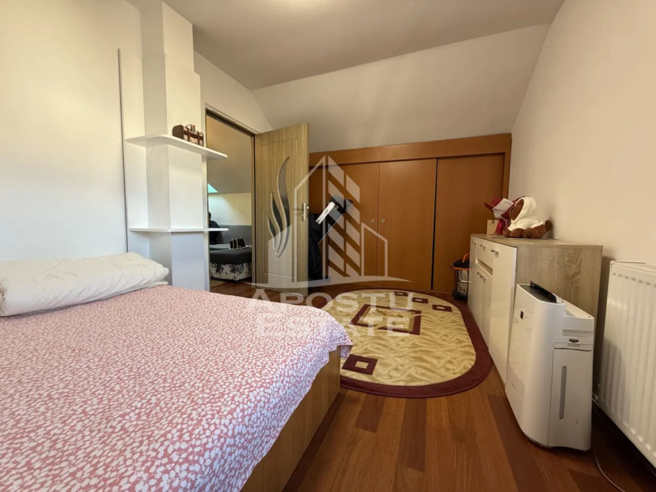 Apartament cu 2 camere de vanzare, zona Sagului, Timisoara - Agentia imobiliara APOSTU ESTATE va ofera spre vanzare un apartament 2 camere, complet mobilat si utilat, localizat in judetul Timis, Timisoara, zona Sagului.
Apartamentul are o suprafata de 52 mp utili si este situat la etajul 5 din 5.
- Hol de acces
- Bucatarie
- Living
- Dormitor
- Baie
Confortul termic este asigurat prin intermediul centralei proprii pe gaz si a aparatului de aer conditionat.
Zona cu numeroase facilitati si puncte de interes precum: acces rapid si usor la mijloacele de transport in comun, mall-ul Shopping City la cateva minute distanta, si alte supermarket-uri in apropiere, farmacii, institutii de invatamant, restaurante, baruri, cafenele si multe altele.
Agentia imobiliara Apostu Estate va ofera consultanta bancara gratuita prin intermediul colaboratorilor nostri pentru alegerea celui mai potrivit tip de credit, astfel incat tu sa devi noul proprietar al acestui apartament.
Va asteptam cu drag la o vizionare!
ID intern: CP2976592.