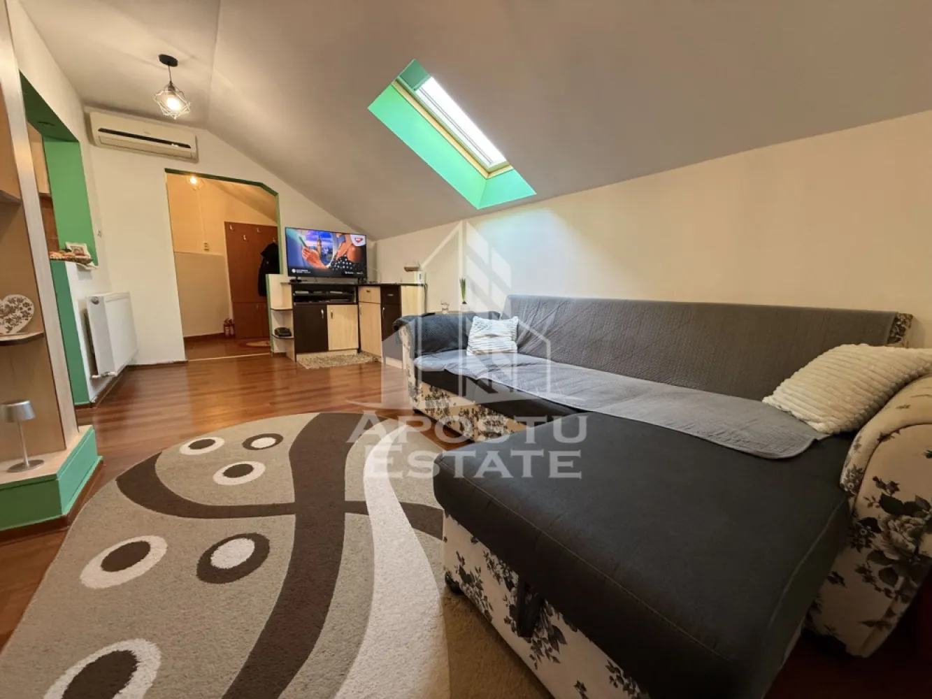 Apartament cu 2 camere de vanzare, zona Sagului, Timisoara - Agentia imobiliara APOSTU ESTATE va ofera spre vanzare un apartament 2 camere, complet mobilat si utilat, localizat in judetul Timis, Timisoara, zona Sagului.
Apartamentul are o suprafata de 52 mp utili si este situat la etajul 5 din 5.
- Hol de acces
- Bucatarie
- Living
- Dormitor
- Baie
Confortul termic este asigurat prin intermediul centralei proprii pe gaz si a aparatului de aer conditionat.
Zona cu numeroase facilitati si puncte de interes precum: acces rapid si usor la mijloacele de transport in comun, mall-ul Shopping City la cateva minute distanta, si alte supermarket-uri in apropiere, farmacii, institutii de invatamant, restaurante, baruri, cafenele si multe altele.
Agentia imobiliara Apostu Estate va ofera consultanta bancara gratuita prin intermediul colaboratorilor nostri pentru alegerea celui mai potrivit tip de credit, astfel incat tu sa devi noul proprietar al acestui apartament.
Va asteptam cu drag la o vizionare!
ID intern: CP2976592.