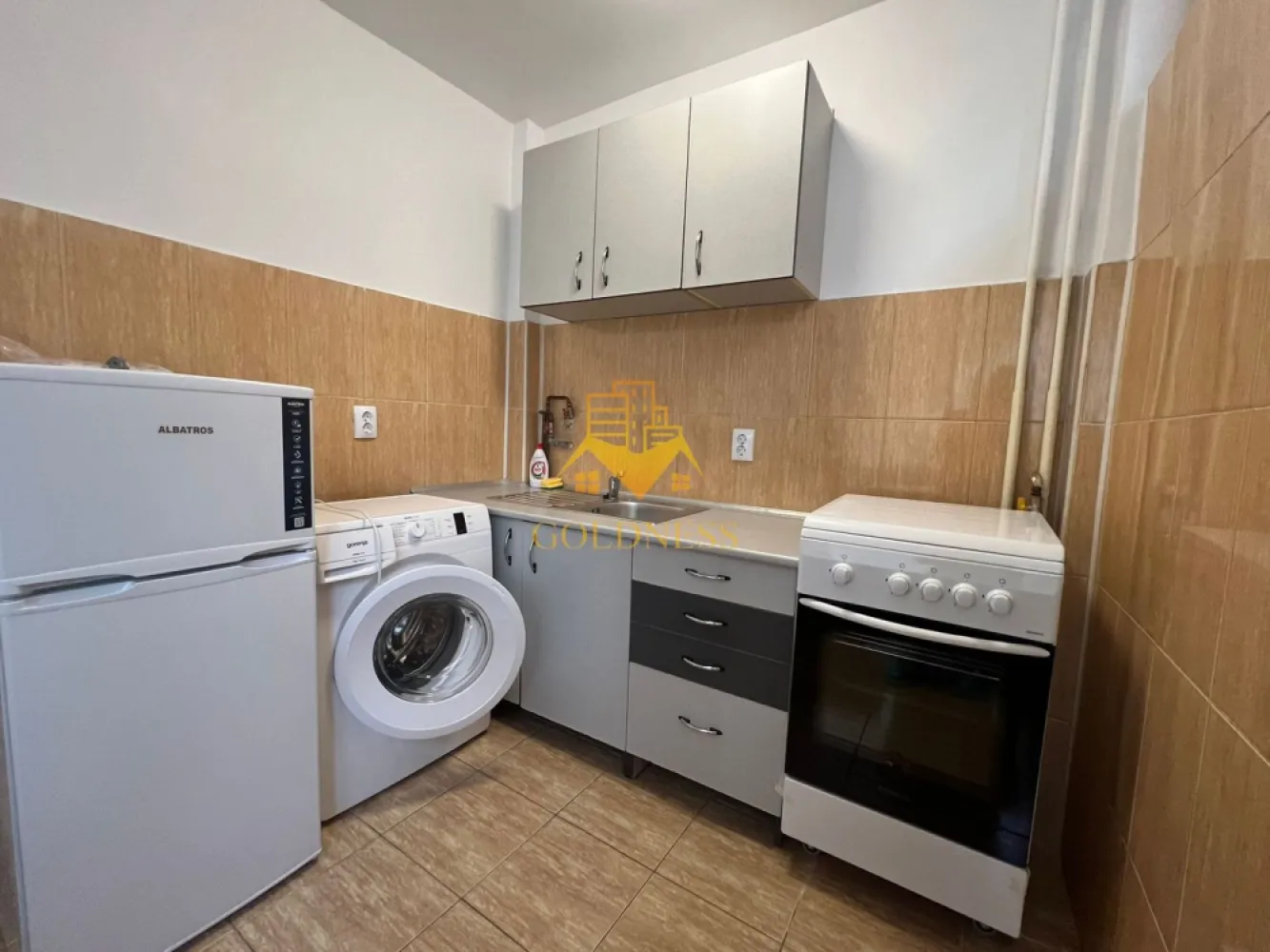 Garsoniera, 30mp, Grigorescu, Parcul Rozelor, Iuliu Hatieganu, Donath - GOLDNESS Imobiliare vă propune spre închiriere o garoniera complet mobilat și utilat, la etajul 2 într-un imobil de 4 etaje, în Cartierul Grigorescu.

Se află în apropierea stațiilor de transport în comun, magazine, restaurante, spații verzi, farmacii, etc. 

Apartamentul este compartimentat astfel:
 - camera cu pat , dressing, noptiere
 - bucatarie open space utilată și mobilată, coltar, loc de servit masa 
 - baie cu cada, calorifer port prosop și dulap pentru depozitare.

Imobilul este dotat cu toate cele necesare- termoficare, frigider, aragaz, mașină de spălat haine, etc. 

Dacă sunteți interesați de acest apartament și doriți să îl vizionați, dar și pentru alte oferte nu ezitați să ne contactați telefonic sau prin e-mail. Vă stăm la dispoziție!
Pentru intermediere se percepe un comision de 50% din prețul chiriei!